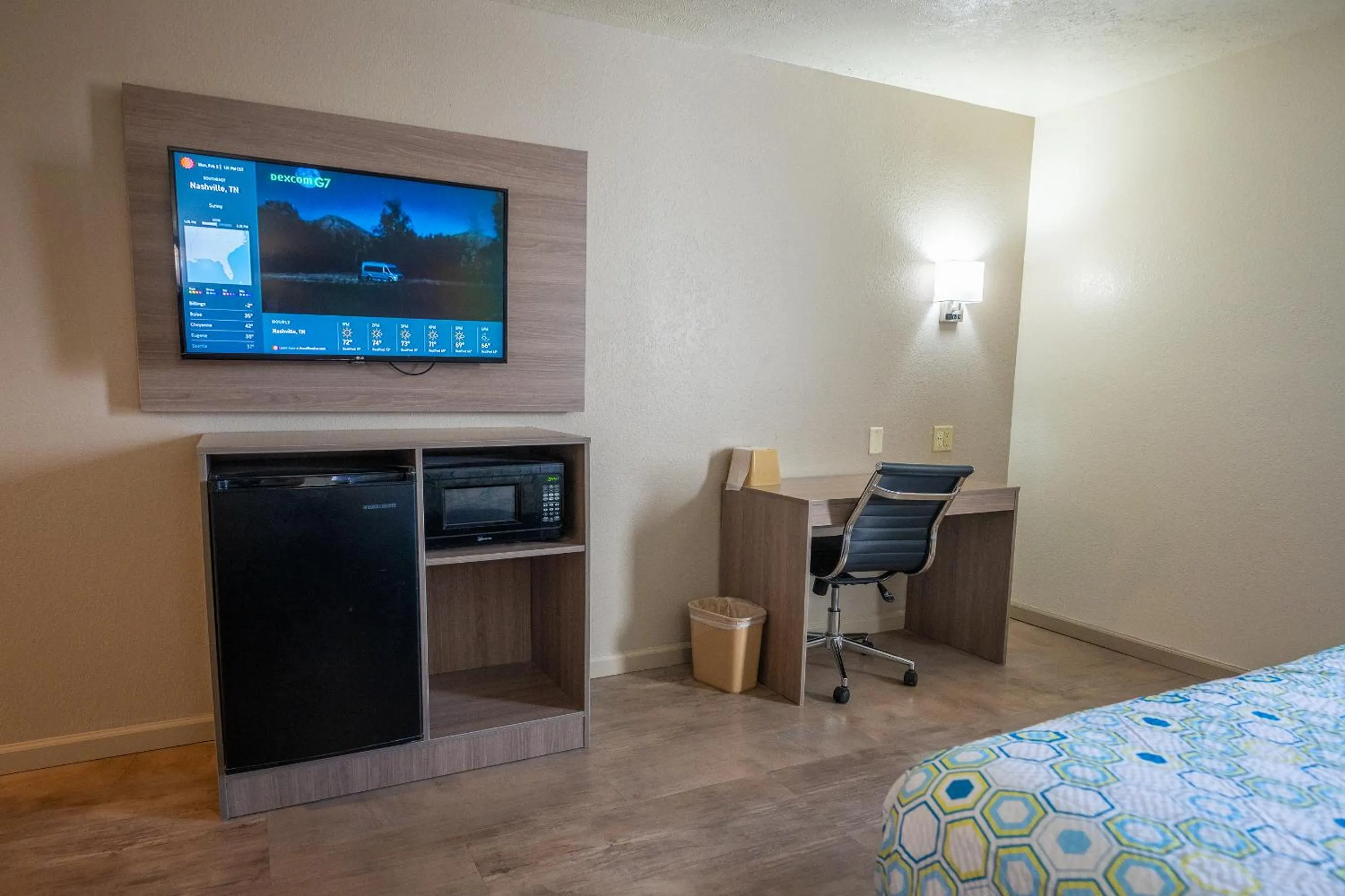 TV and multimedia, Bed in BlissPoint Inn, Kokomo