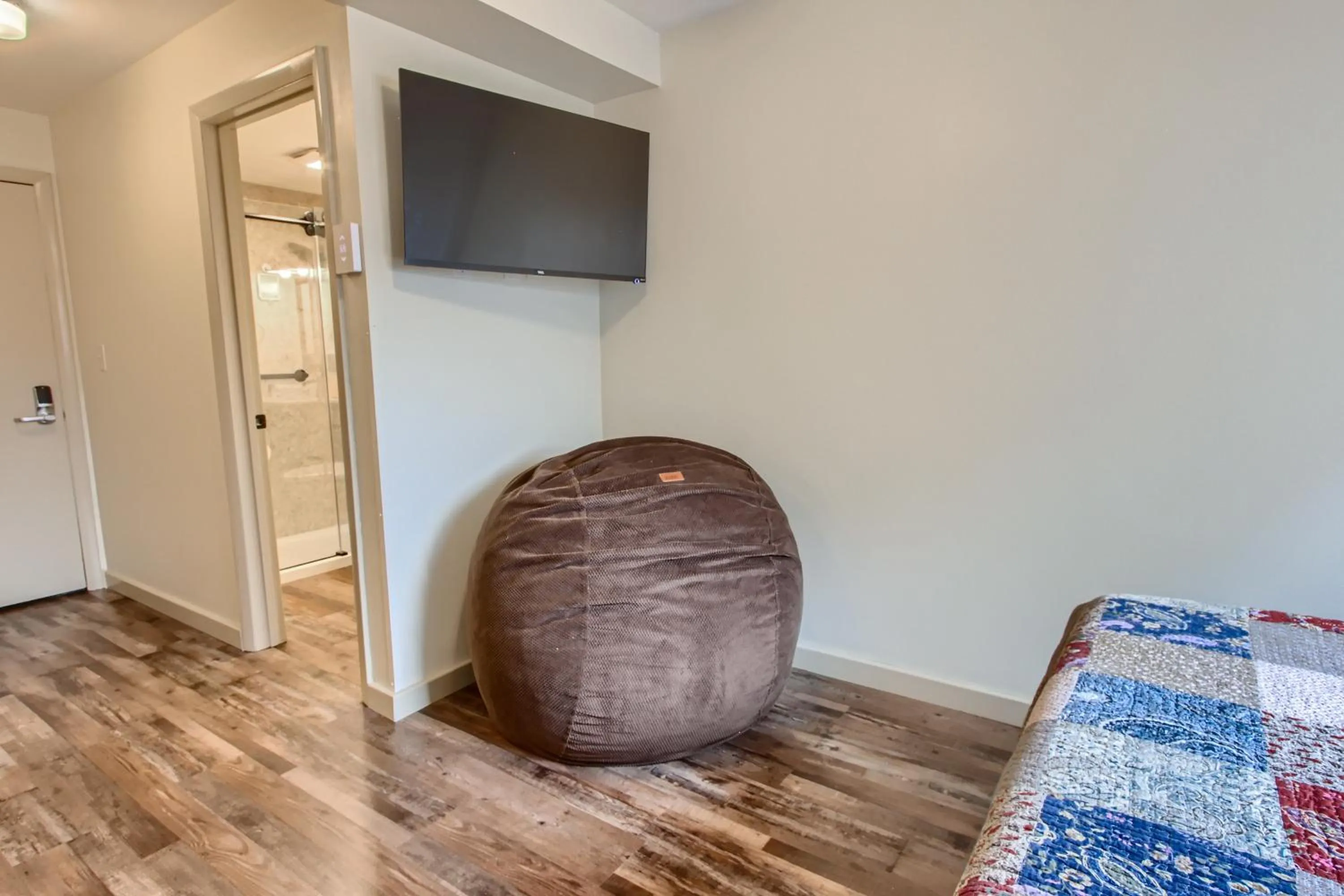 TV and multimedia, Bed in Mountain Green, Condos at Killington