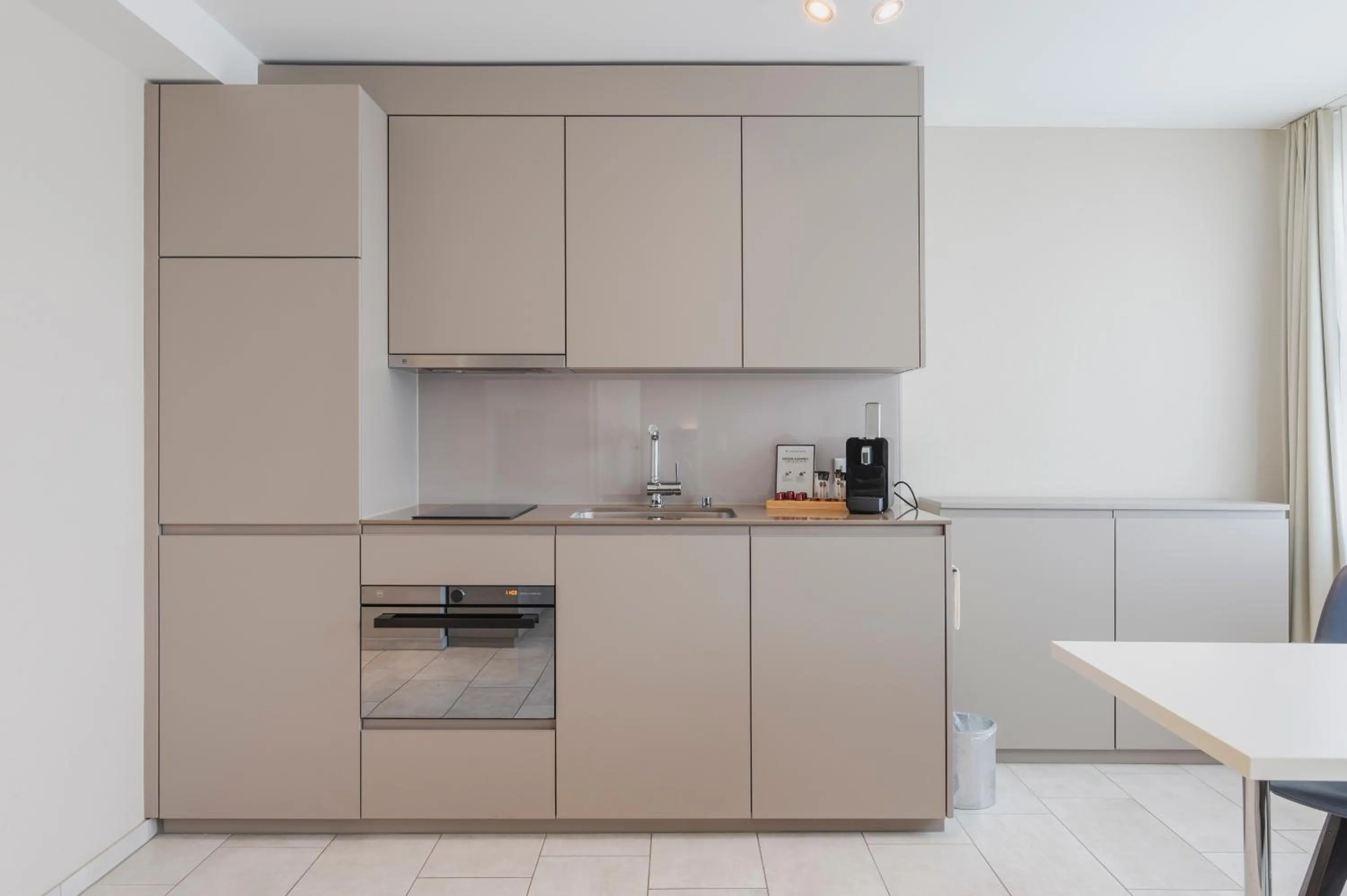 Coffee/tea facilities in Amanthos Living Zürich Airport