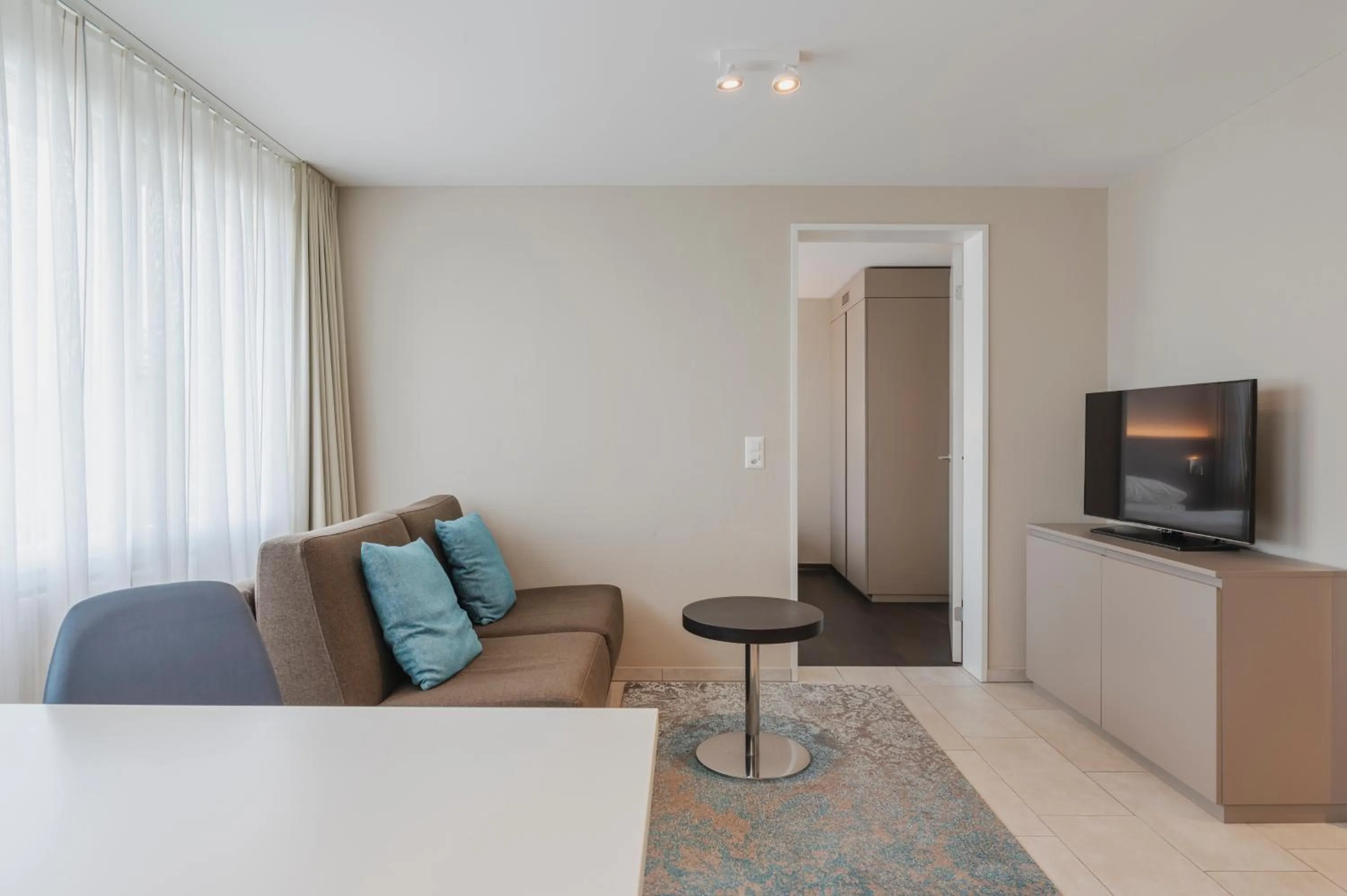 TV and multimedia in Amanthos Living Zürich Airport