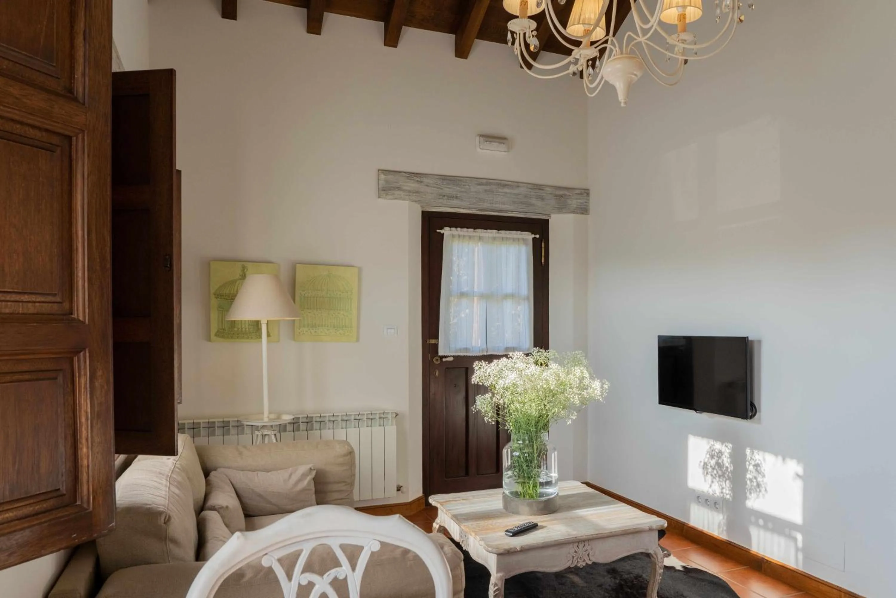 Communal lounge/ TV room in Apartamentos Arcadia