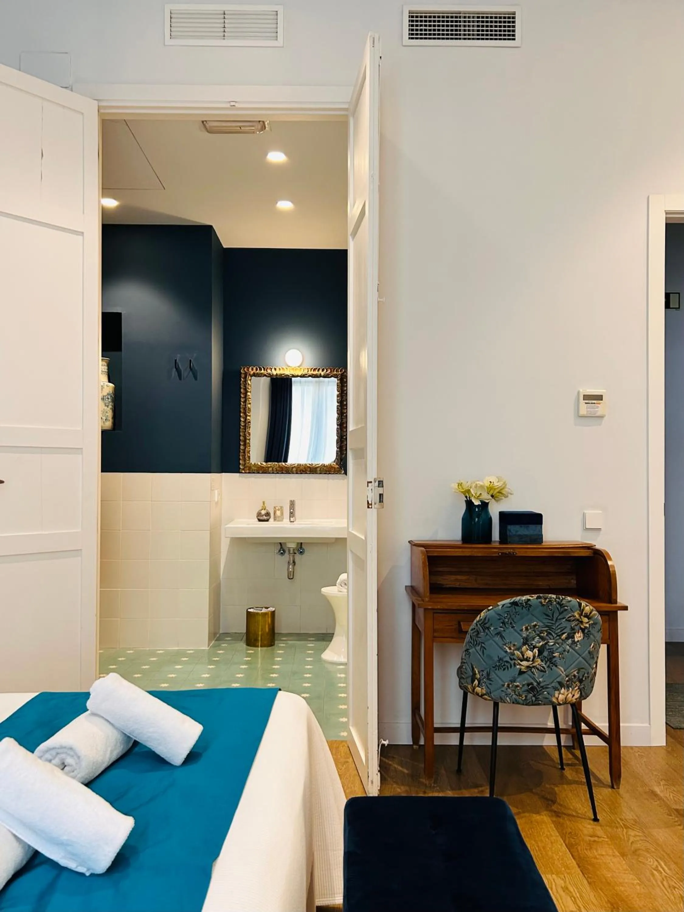 Bathroom, Bed in L'Esplai Valencia