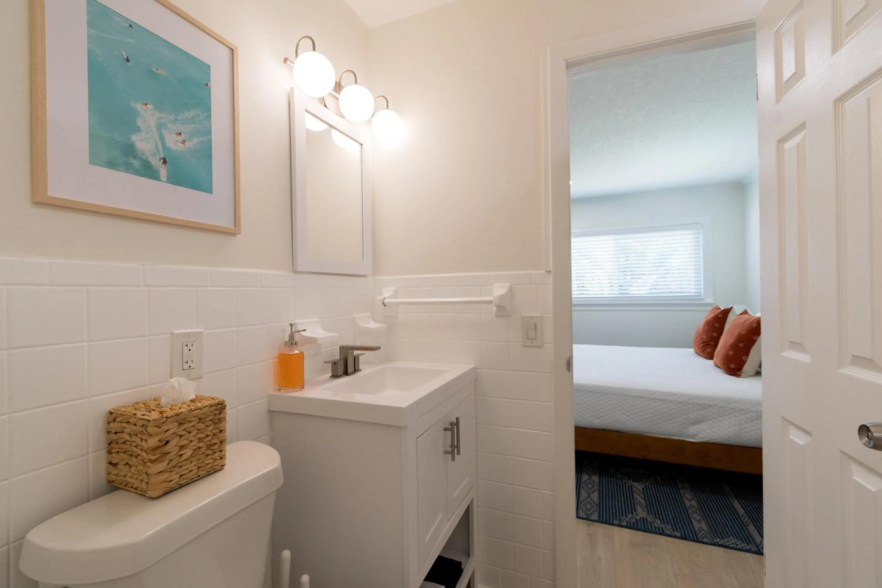 Bathroom, Bed in The Juni