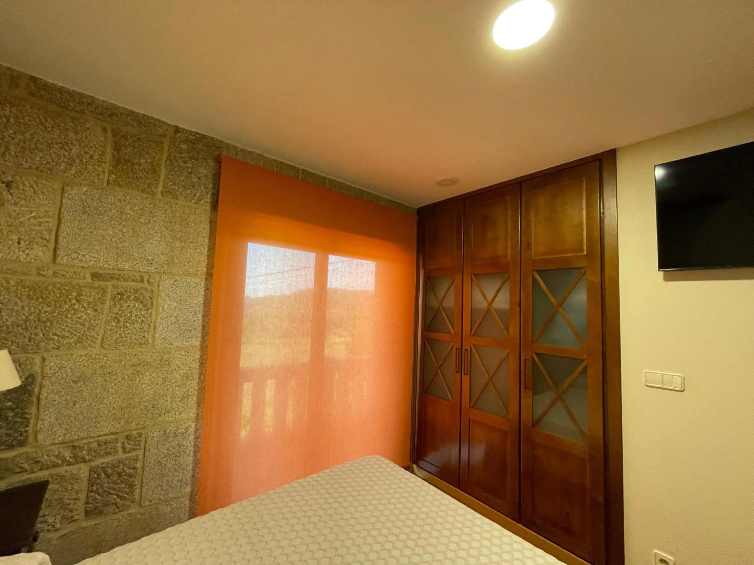 wardrobe, Bed in Apartamentos Río Sil