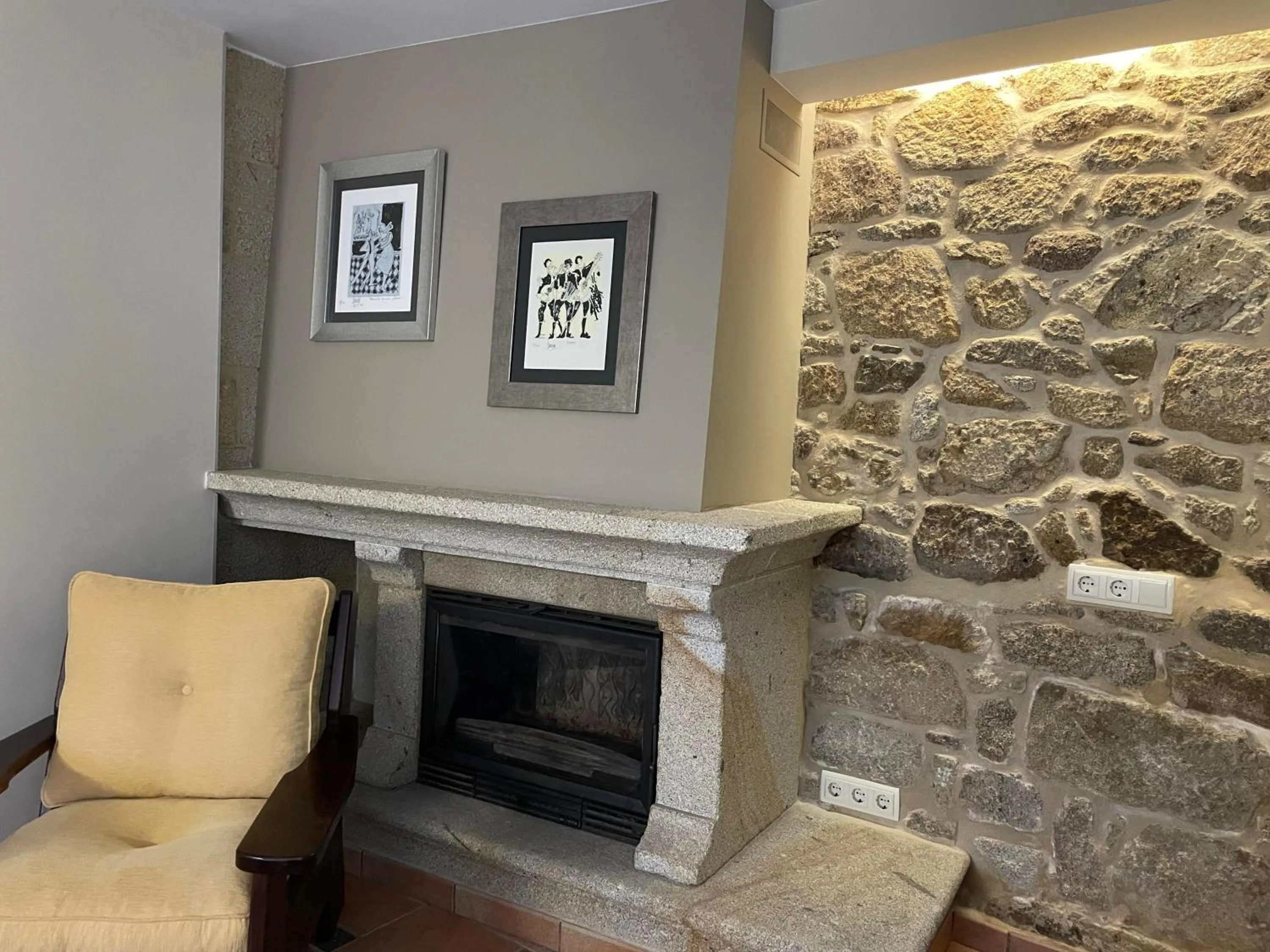 fireplace in Apartamentos Río Sil