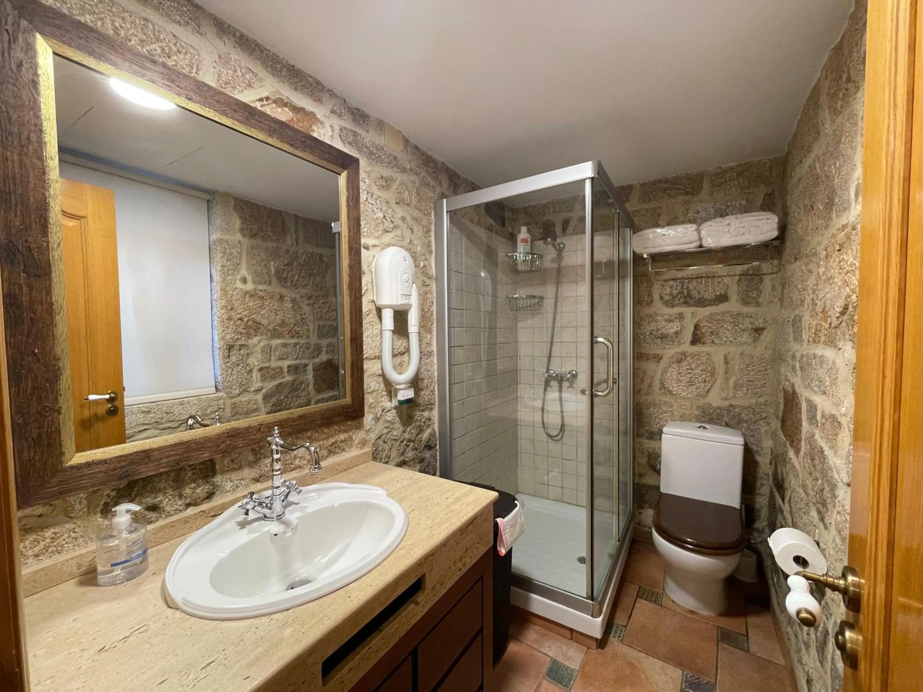 Bathroom in Apartamentos Río Sil