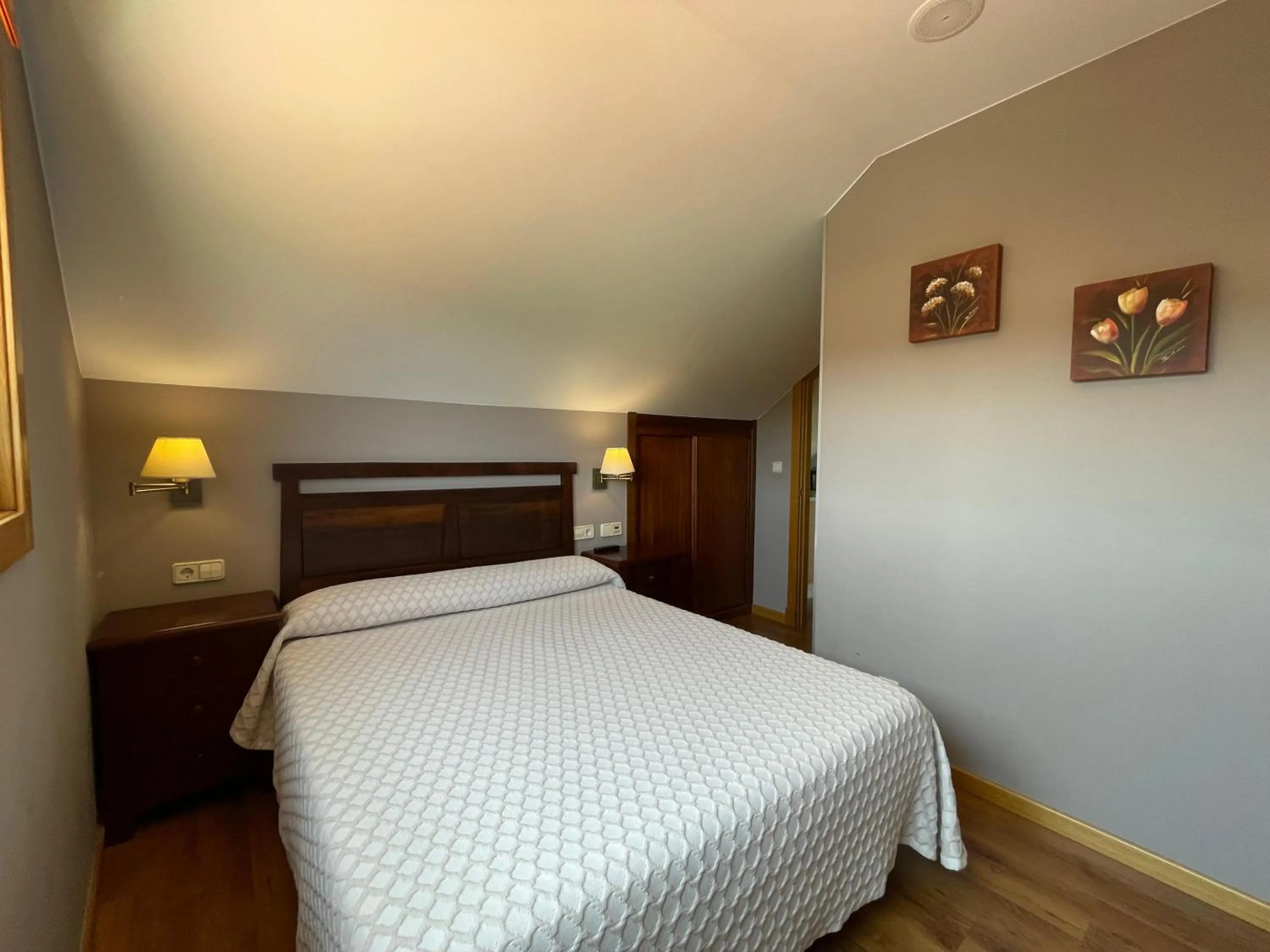 Bedroom, Bed in Apartamentos Río Sil