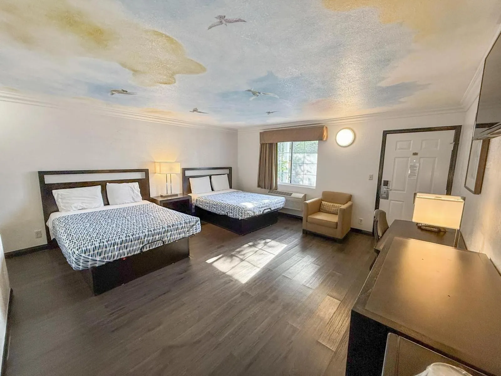 Bed in Super 7 Motel - Anaheim Packing District & Disneyland