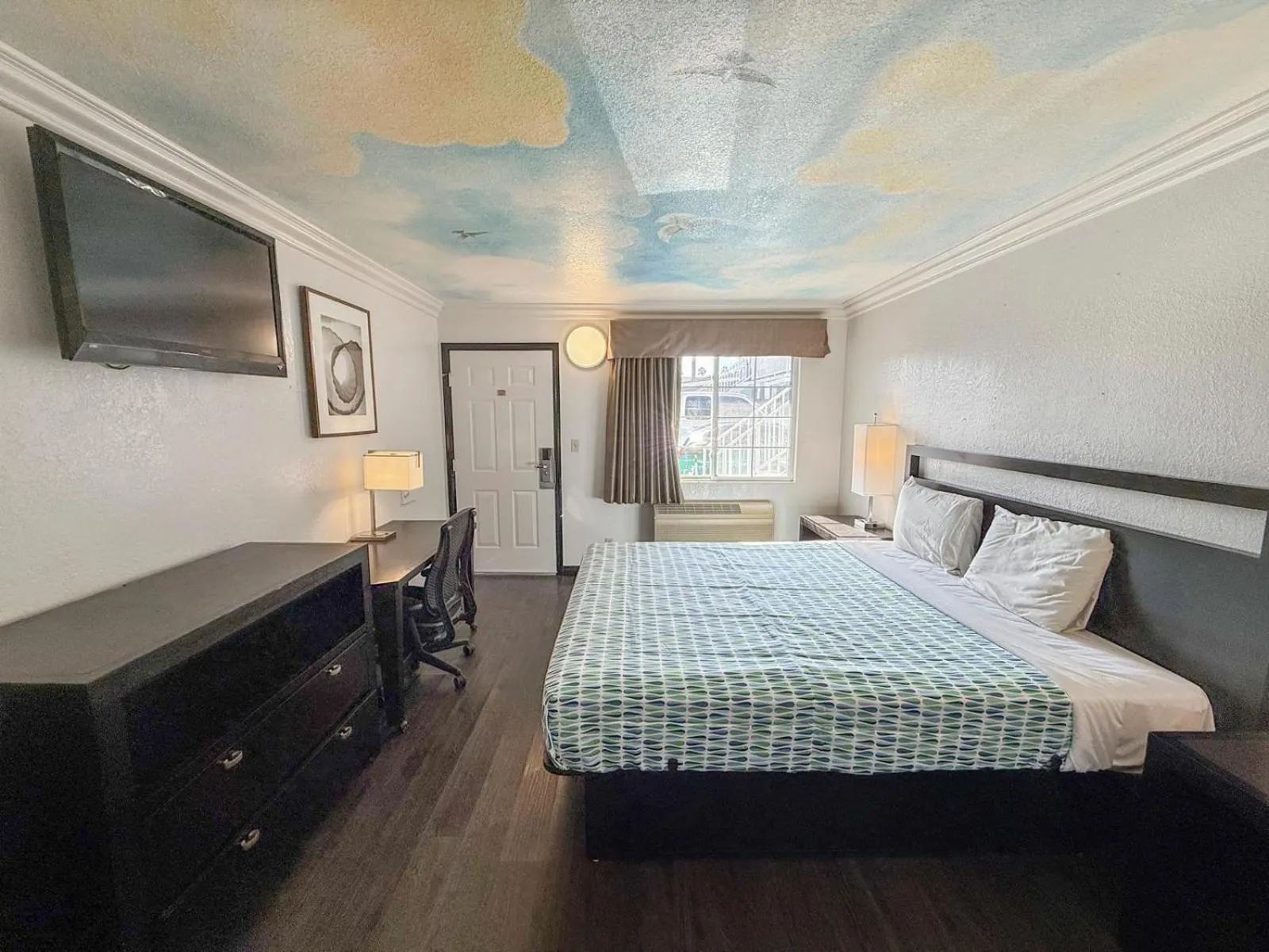 Bed in Super 7 Motel - Anaheim Packing District & Disneyland