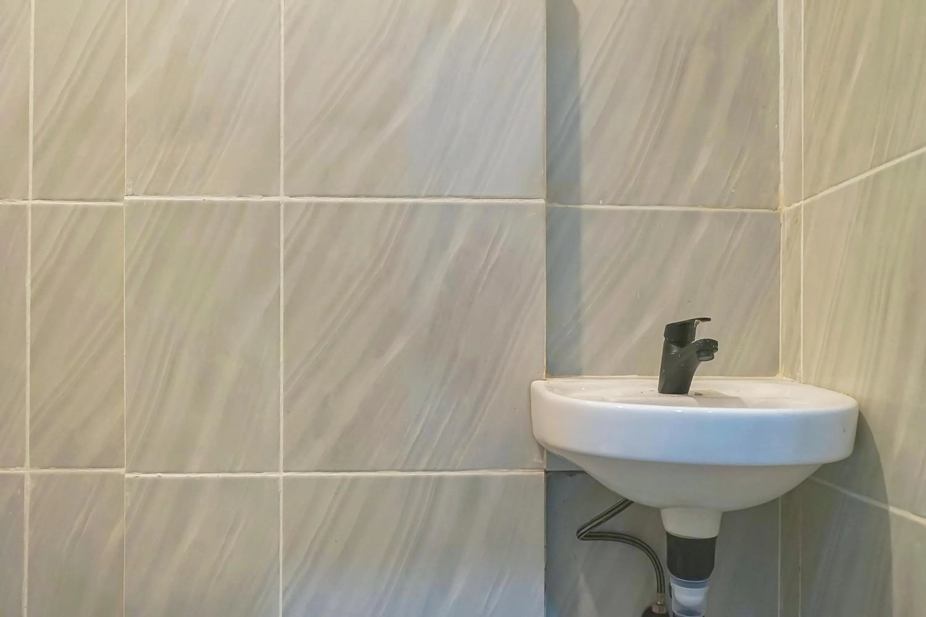 Bathroom in Urbanview Hotel Aloevera Pontianak by RedDoorz