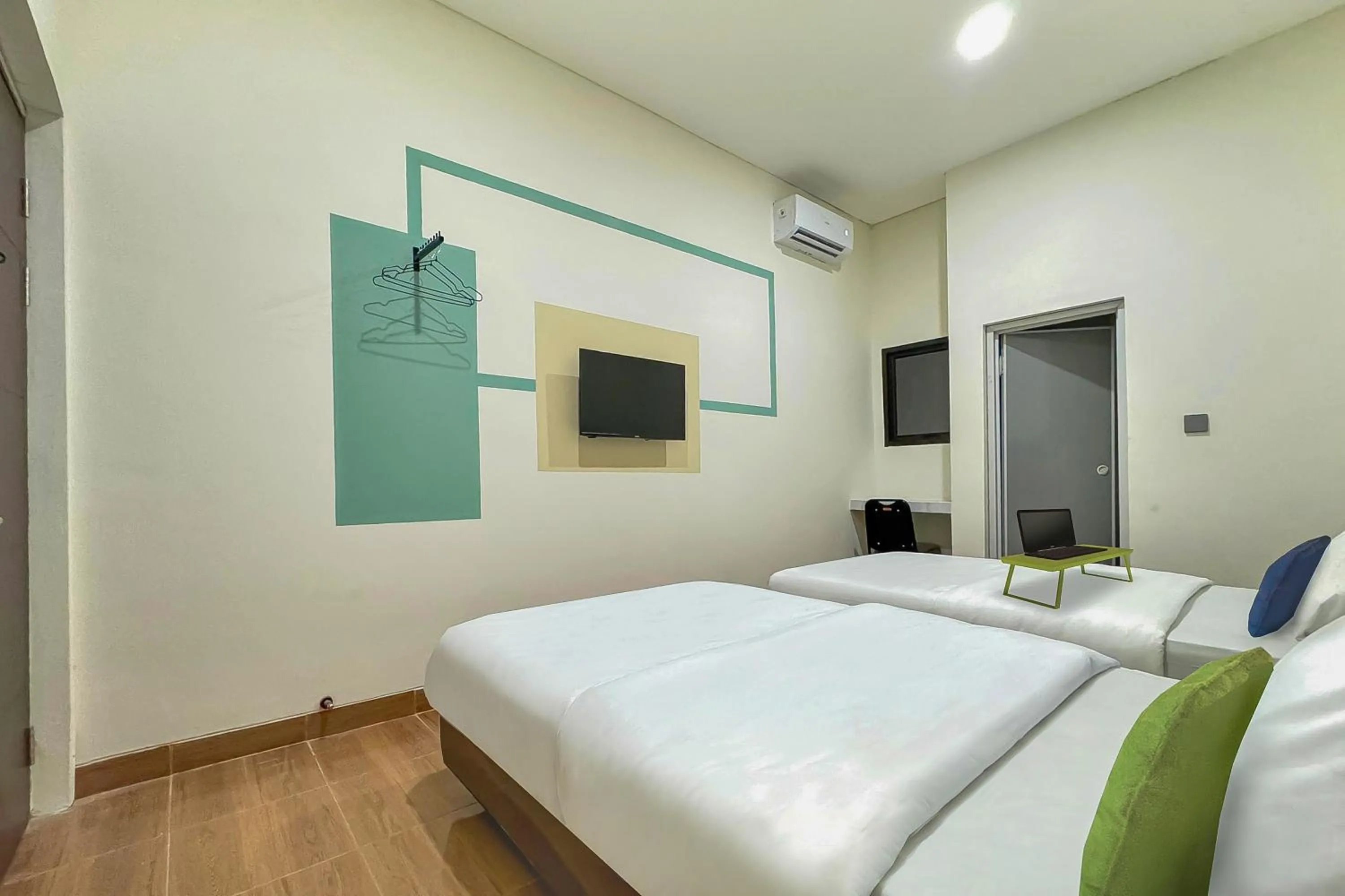 Bedroom, Bed in Urbanview Hotel Aloevera Pontianak by RedDoorz