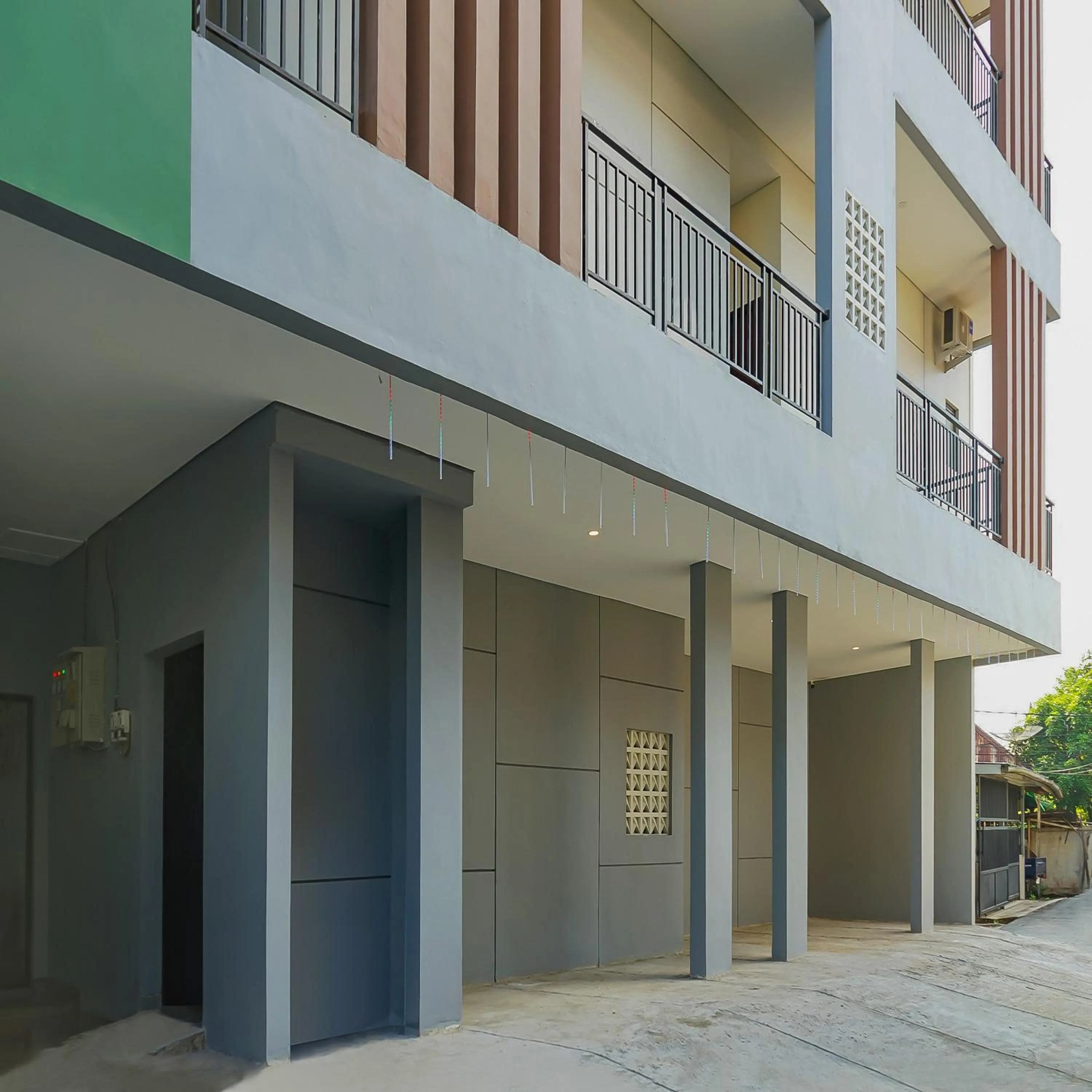 Facade/entrance in Urbanview Hotel Aloevera Pontianak by RedDoorz