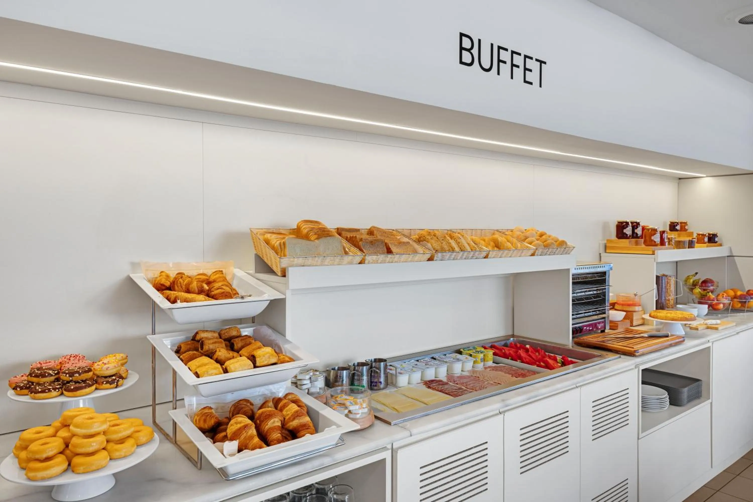 Breakfast in B&B HOTEL Girona 3