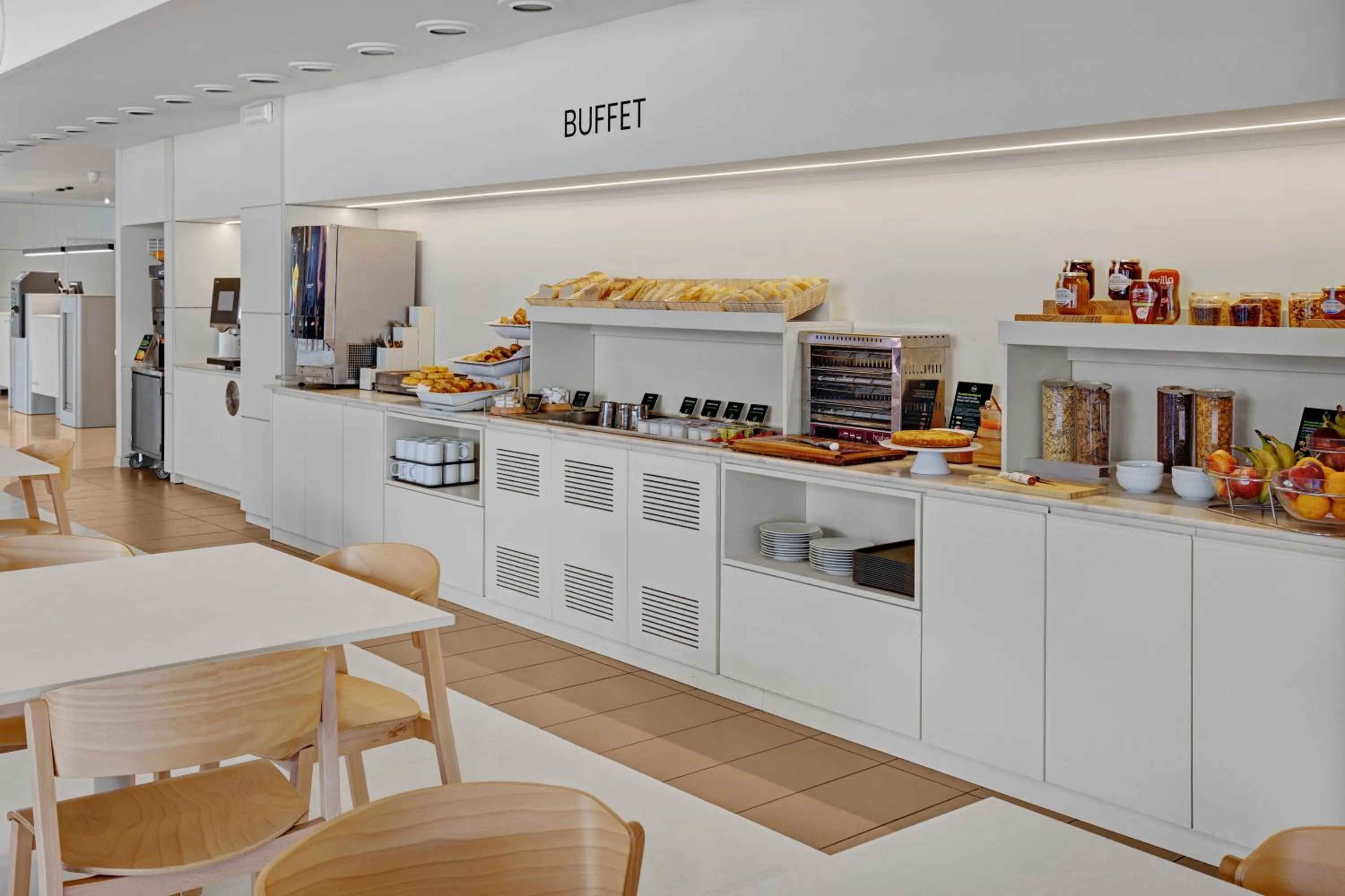 Breakfast in B&B HOTEL Girona 3