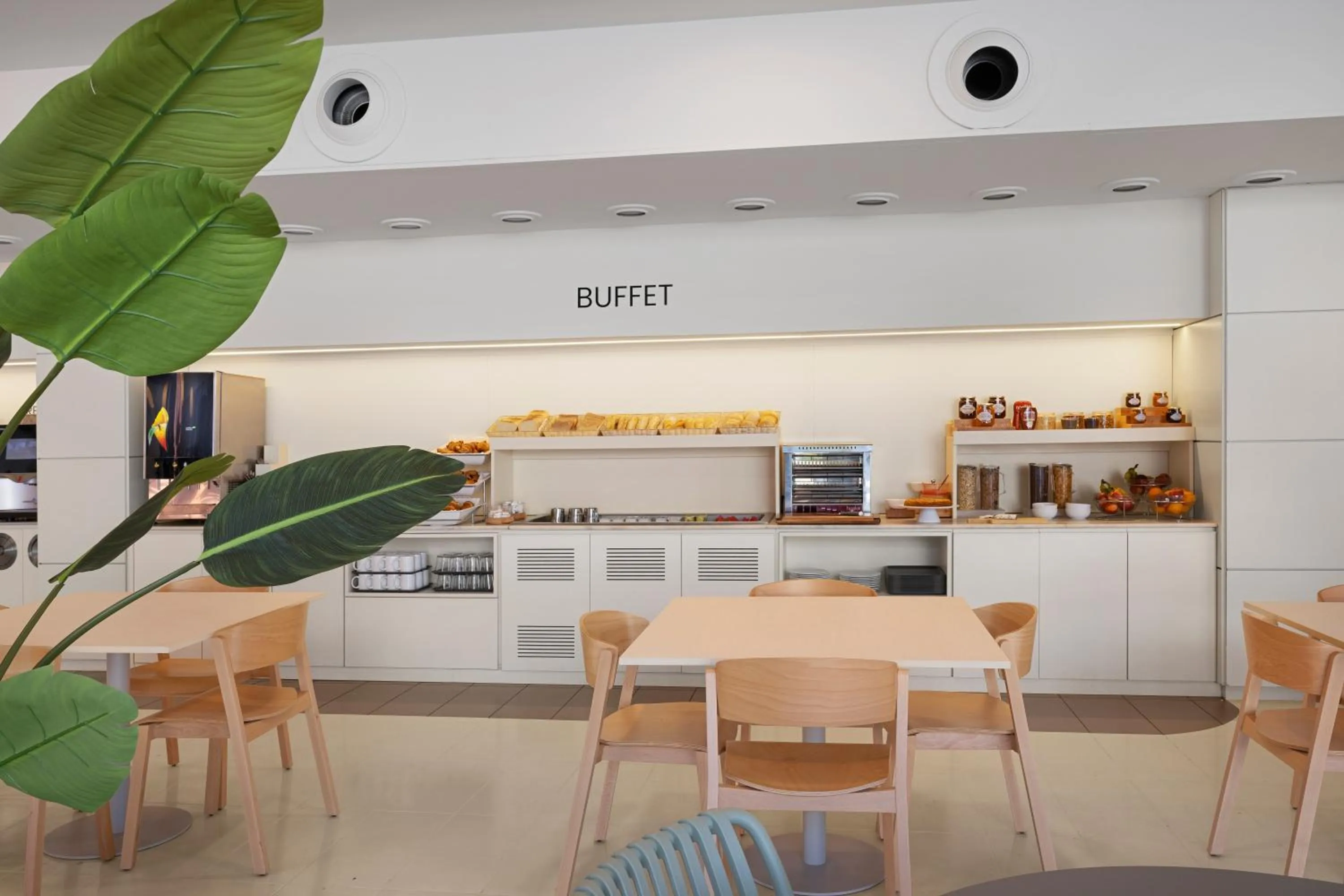 Restaurant/places to eat in B&B HOTEL Girona 3