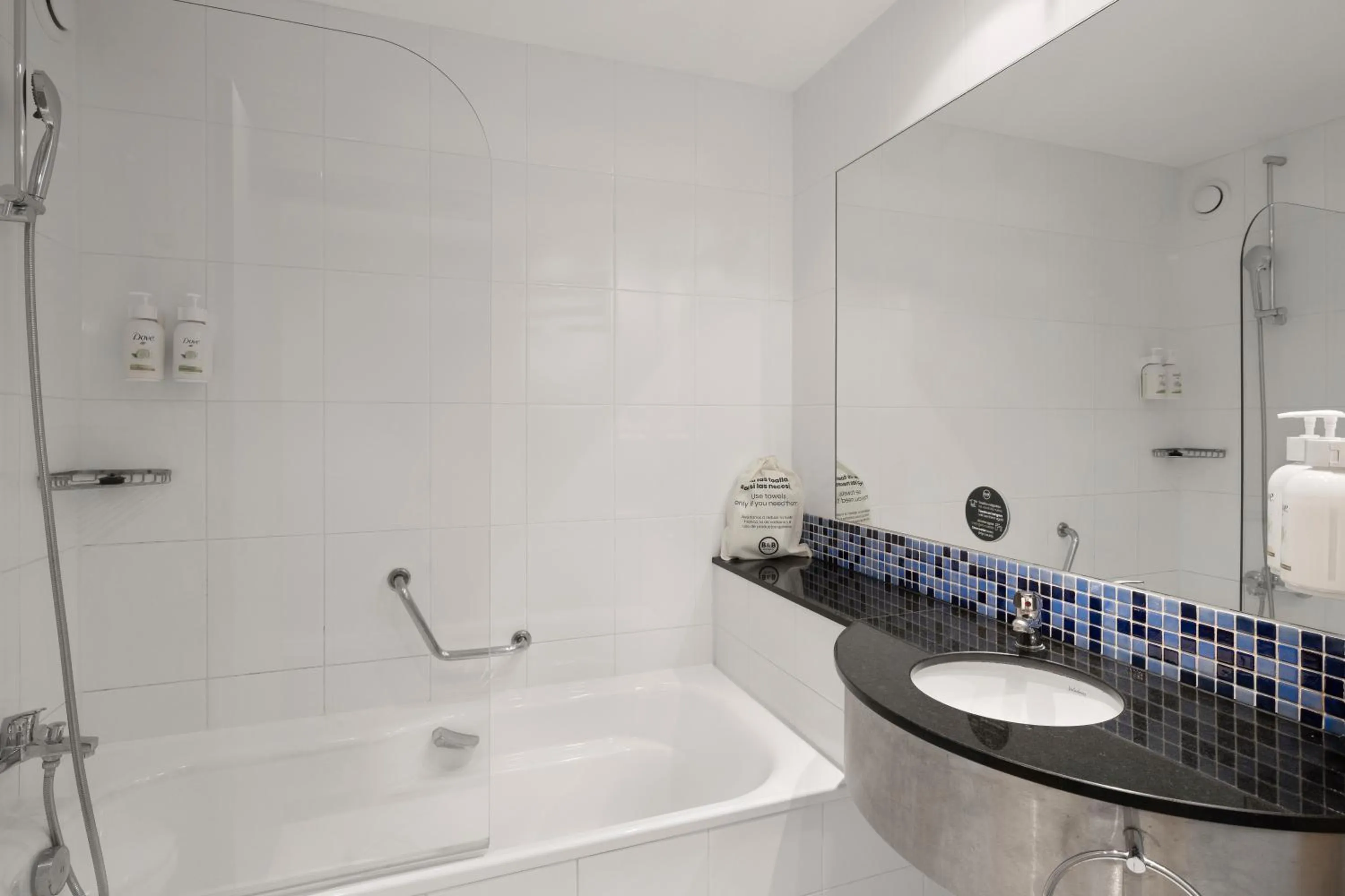 Bathroom in B&B HOTEL Girona 3