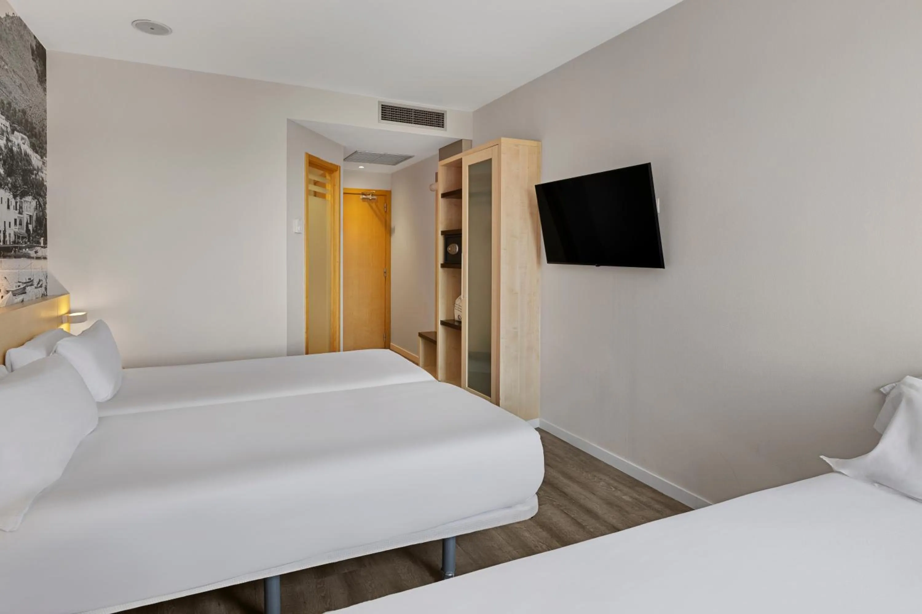 Bed in B&B HOTEL Girona 3