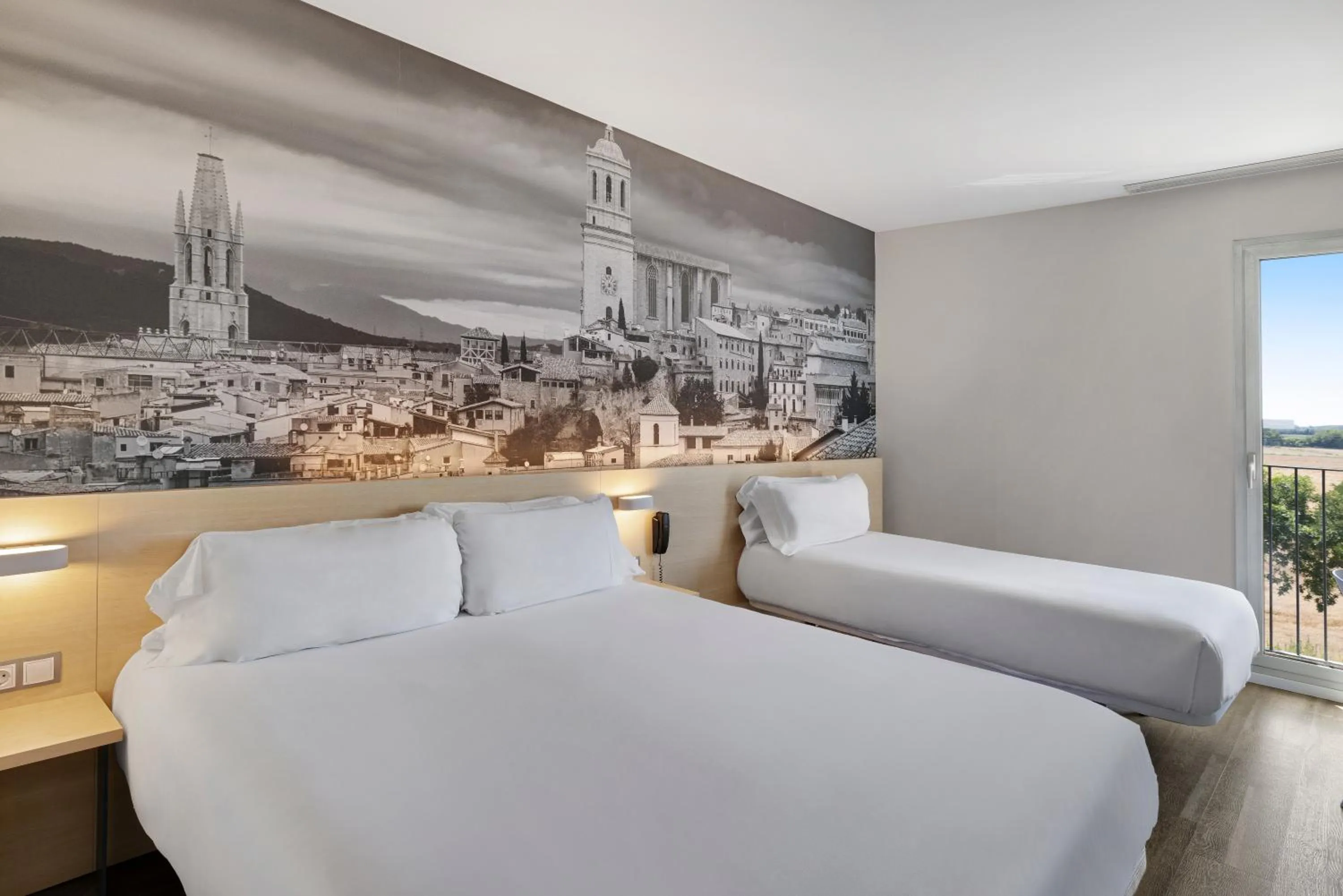 Bed in B&B HOTEL Girona 3