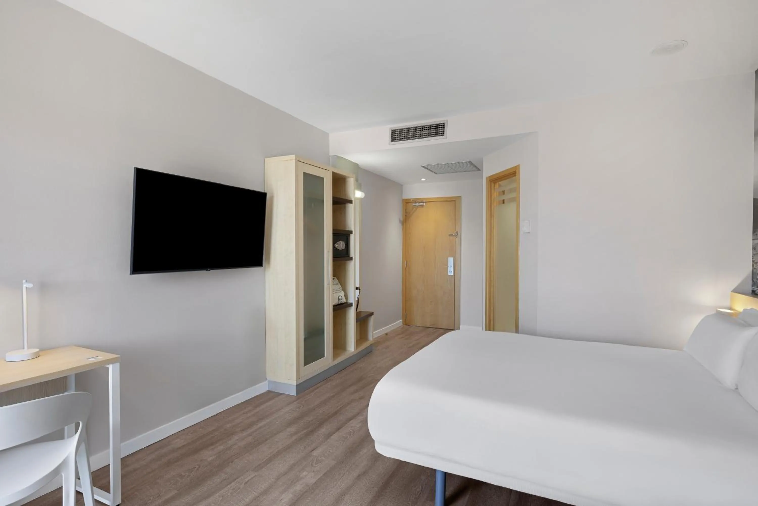 Bed in B&B HOTEL Girona 3