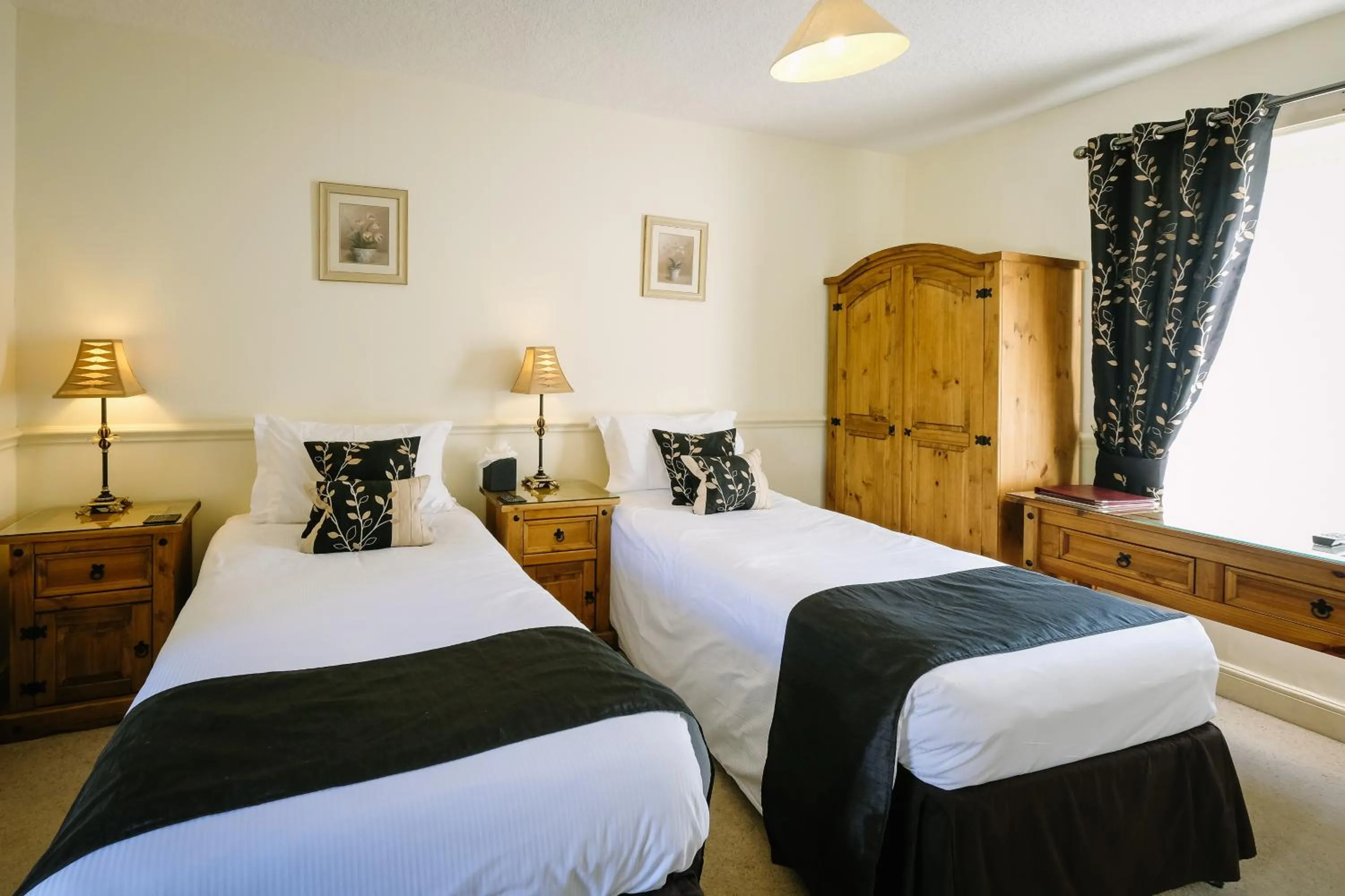 Bedroom, Bed in Sun Inn