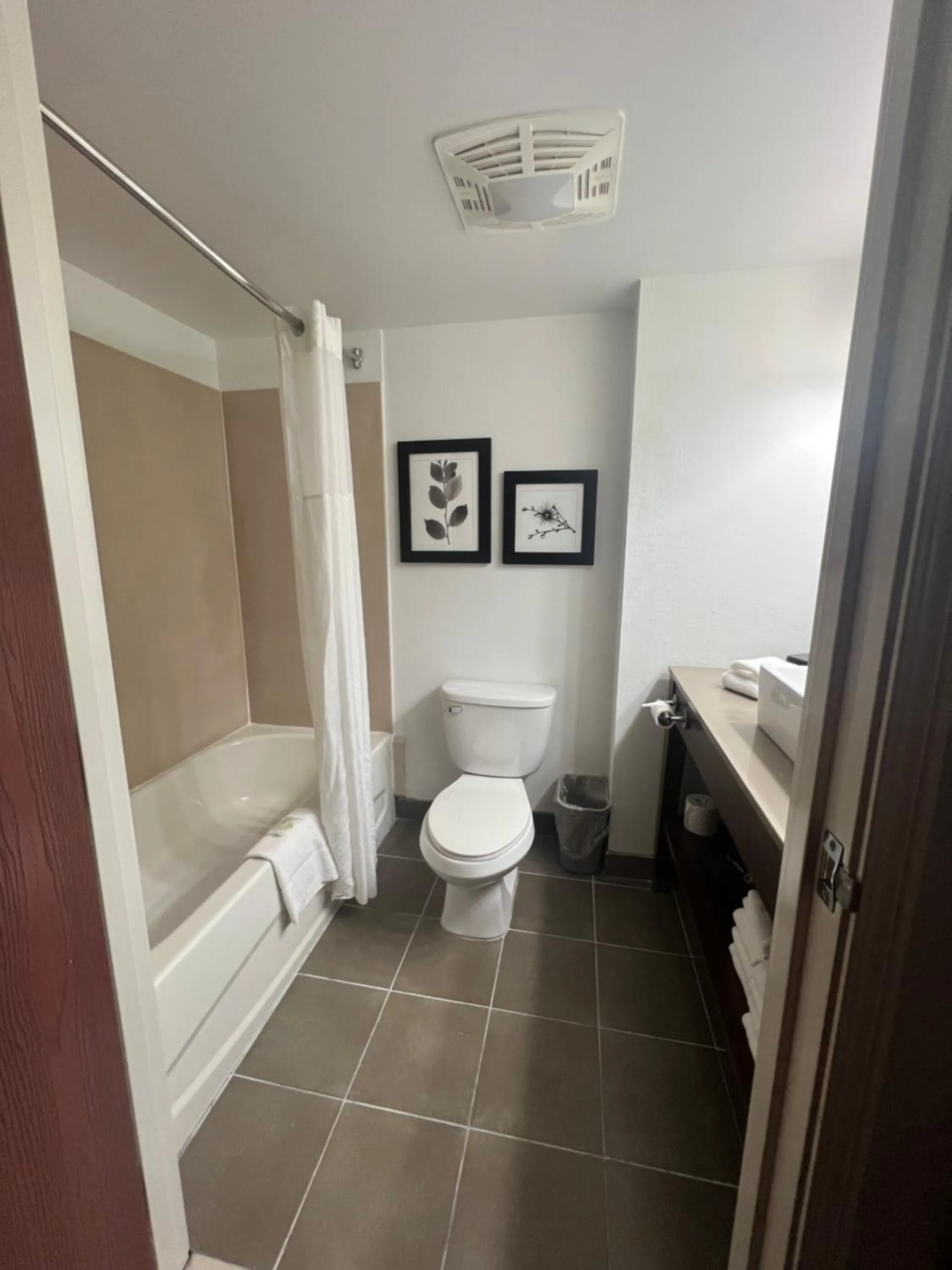 Bathroom in Country Inn & Suites by Radisson, Wytheville, VA