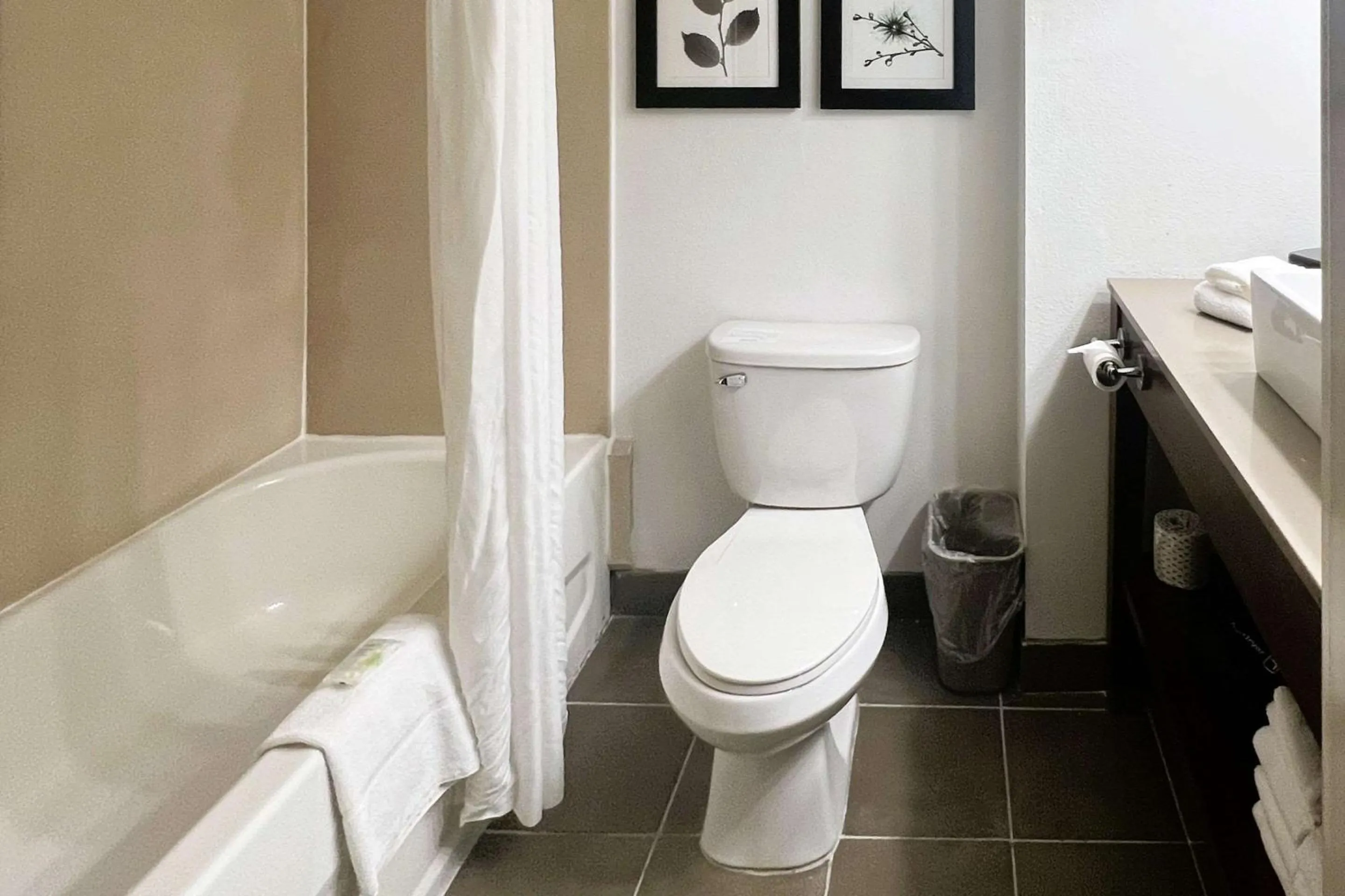 Bedroom in Country Inn & Suites by Radisson, Wytheville, VA