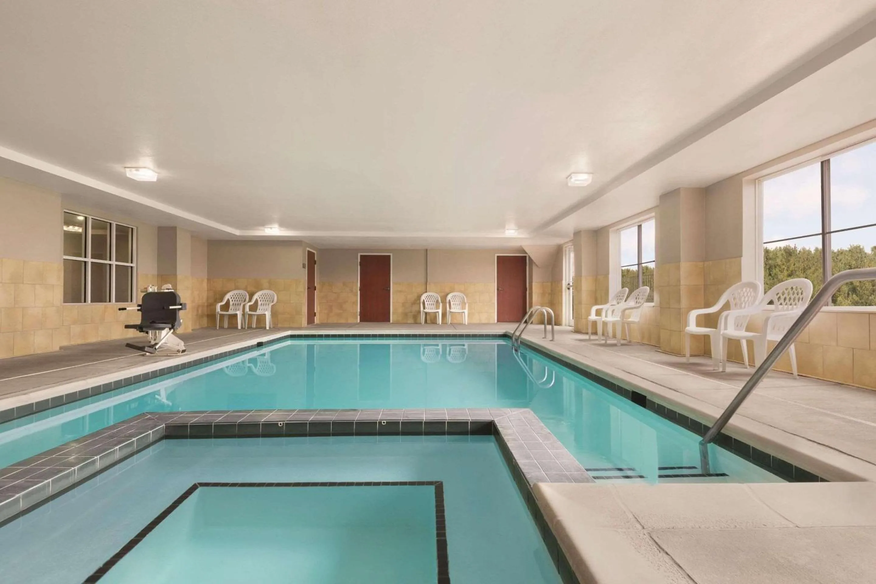 Swimming pool in Country Inn & Suites by Radisson, Wytheville, VA