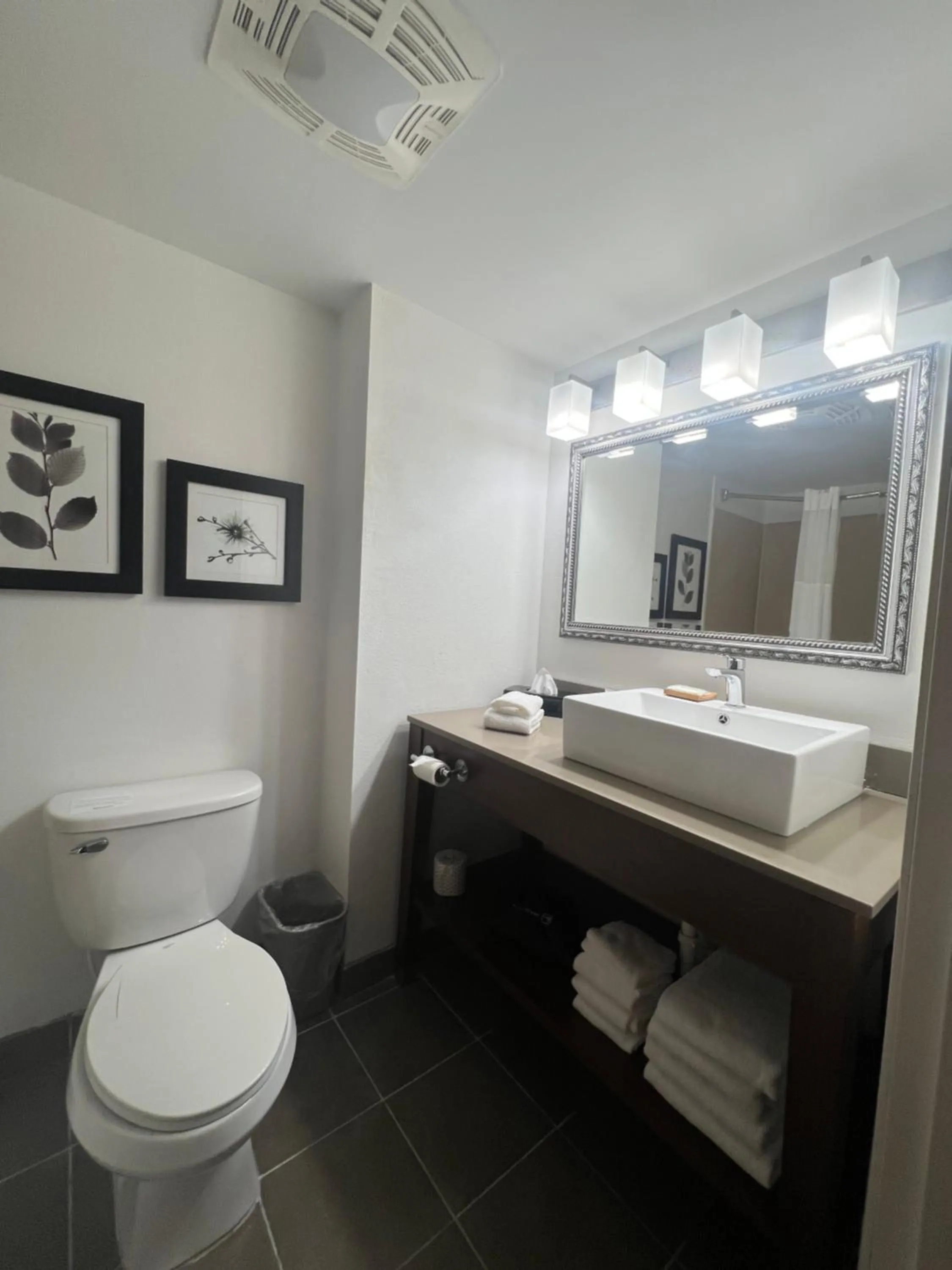 Bathroom in Country Inn & Suites by Radisson, Wytheville, VA