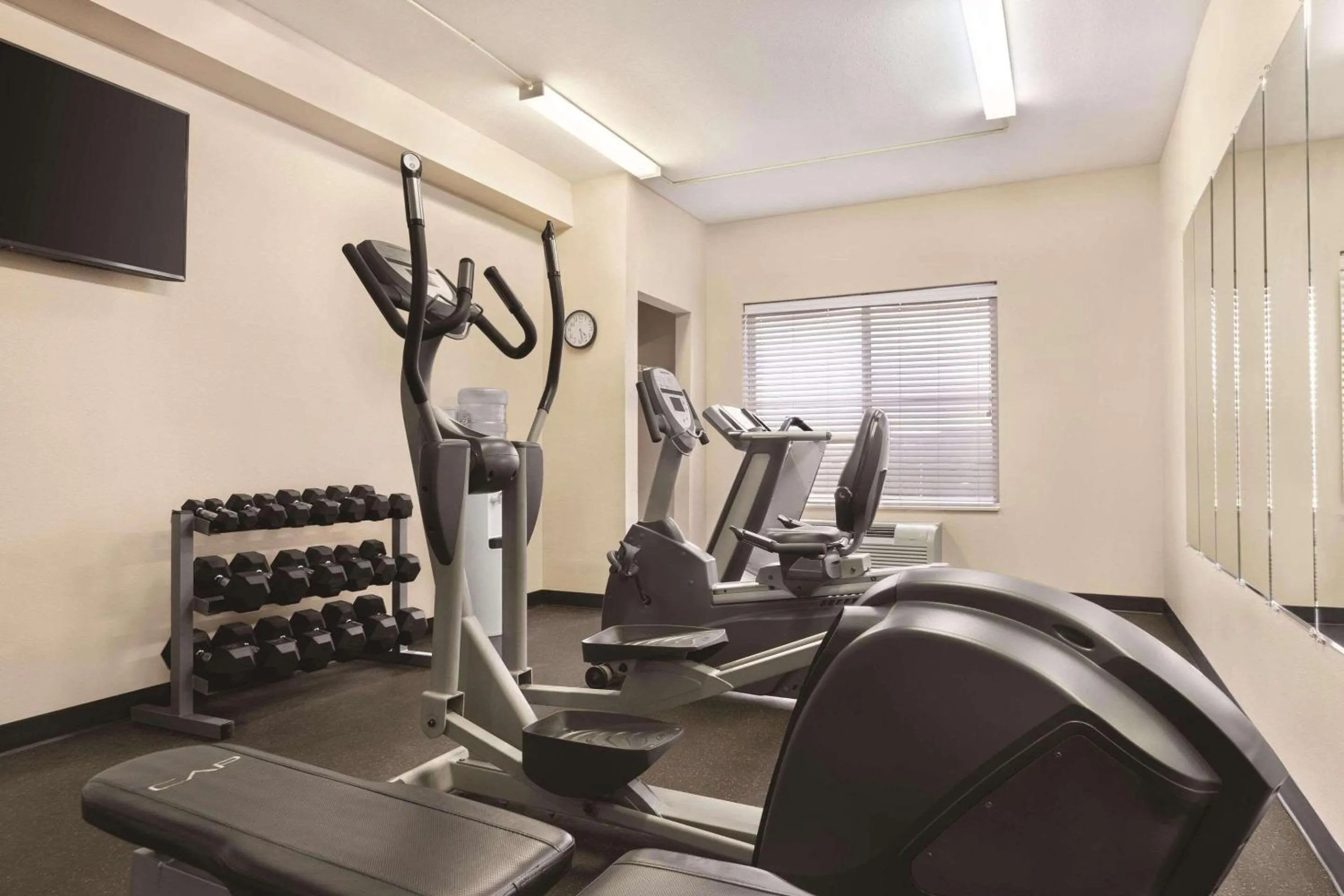 Fitness centre/facilities in Country Inn & Suites by Radisson, Wytheville, VA
