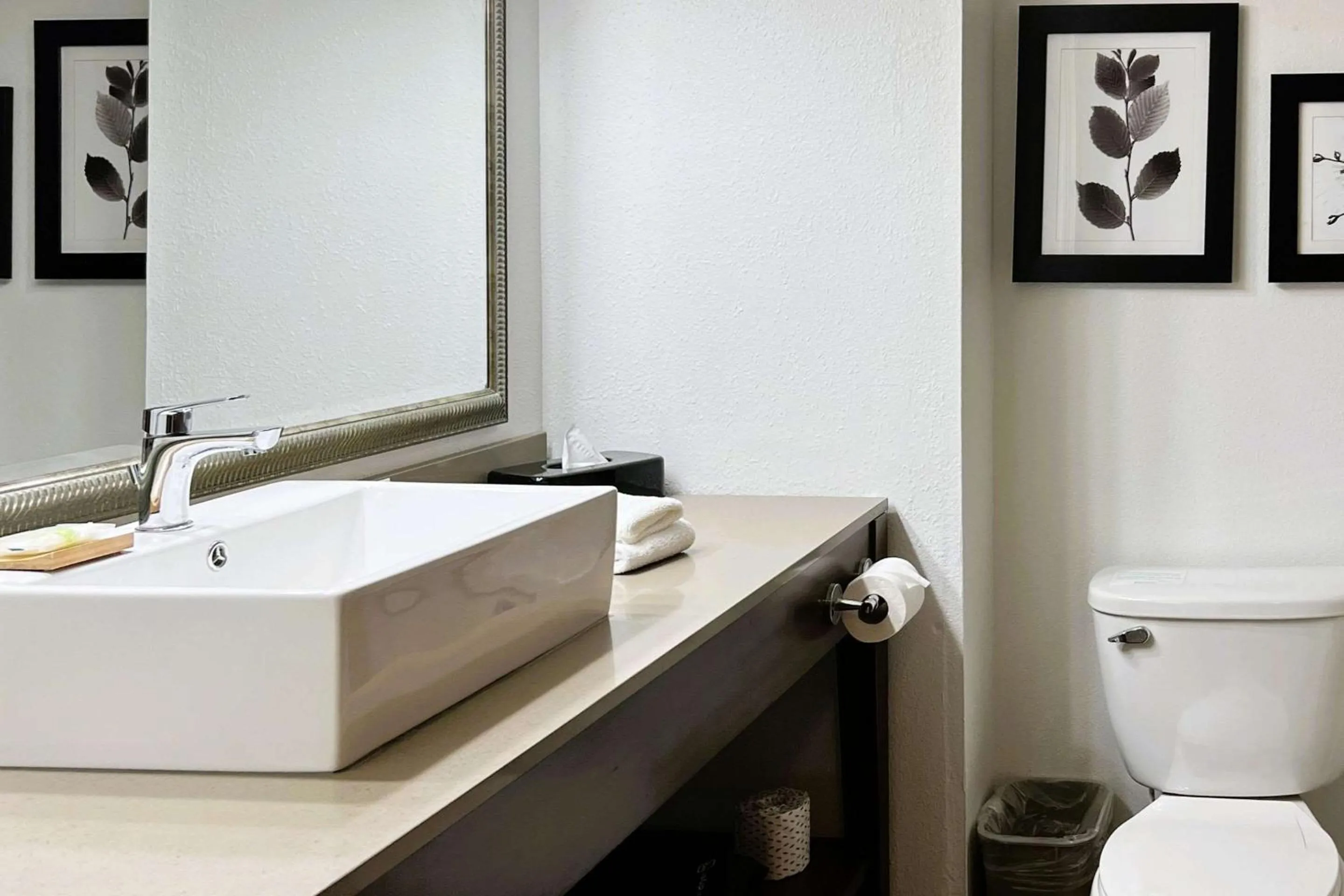 Bedroom in Country Inn & Suites by Radisson, Wytheville, VA