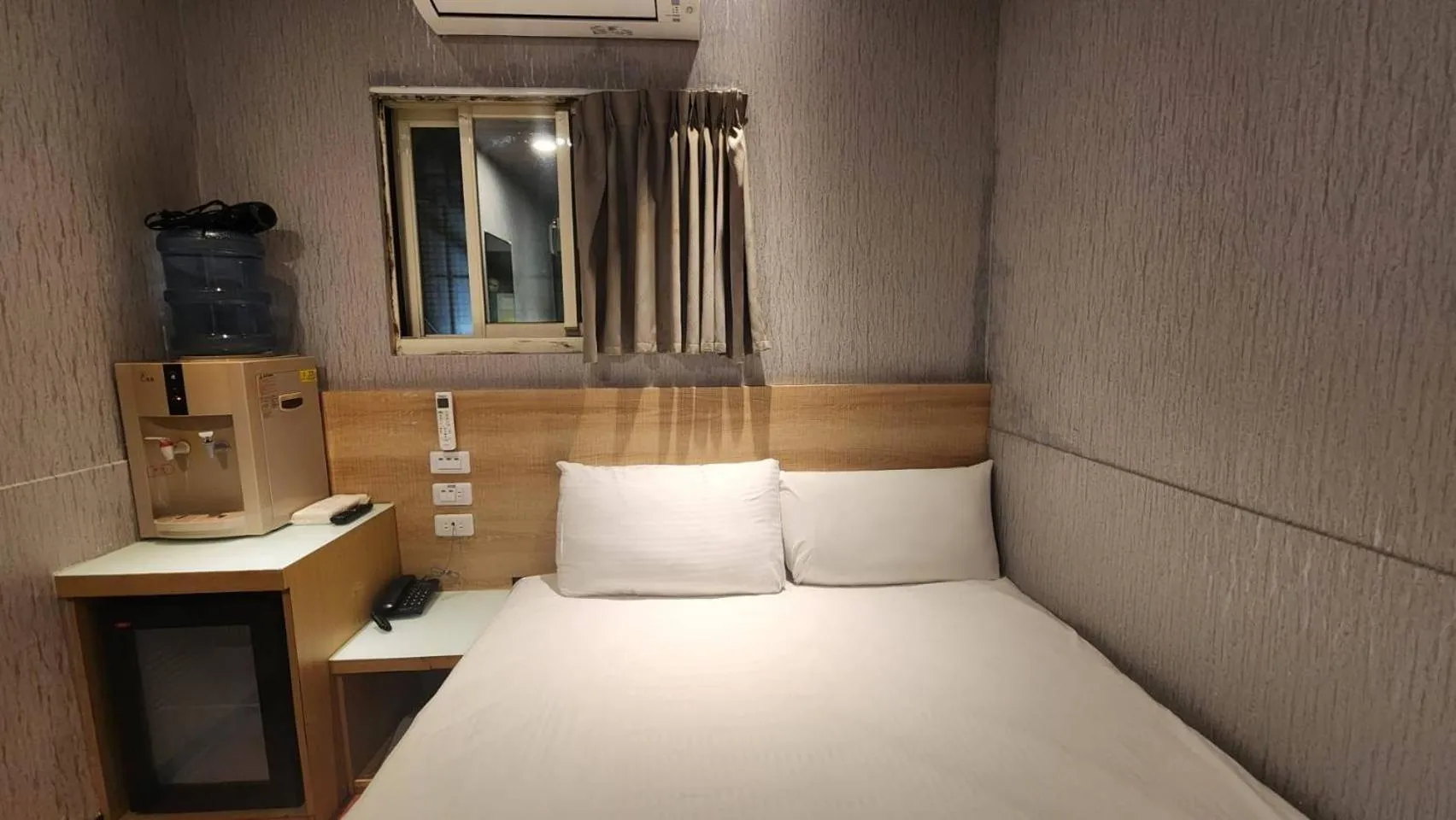 Bedroom, Bed in Yung Feng Hotel