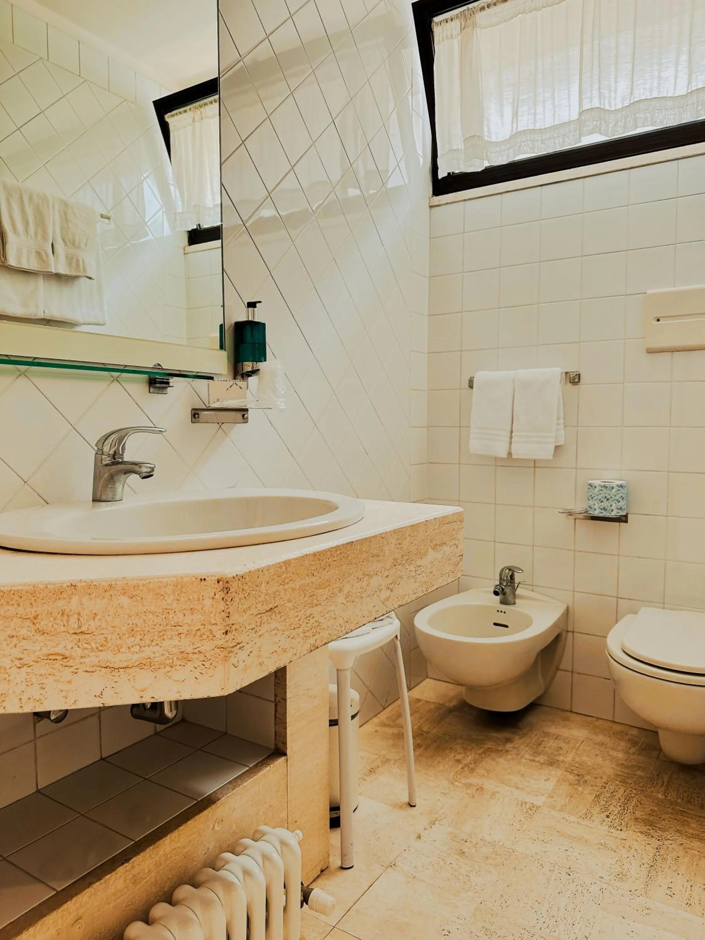 Shower in Hotel President - Vintage Hotel in centro