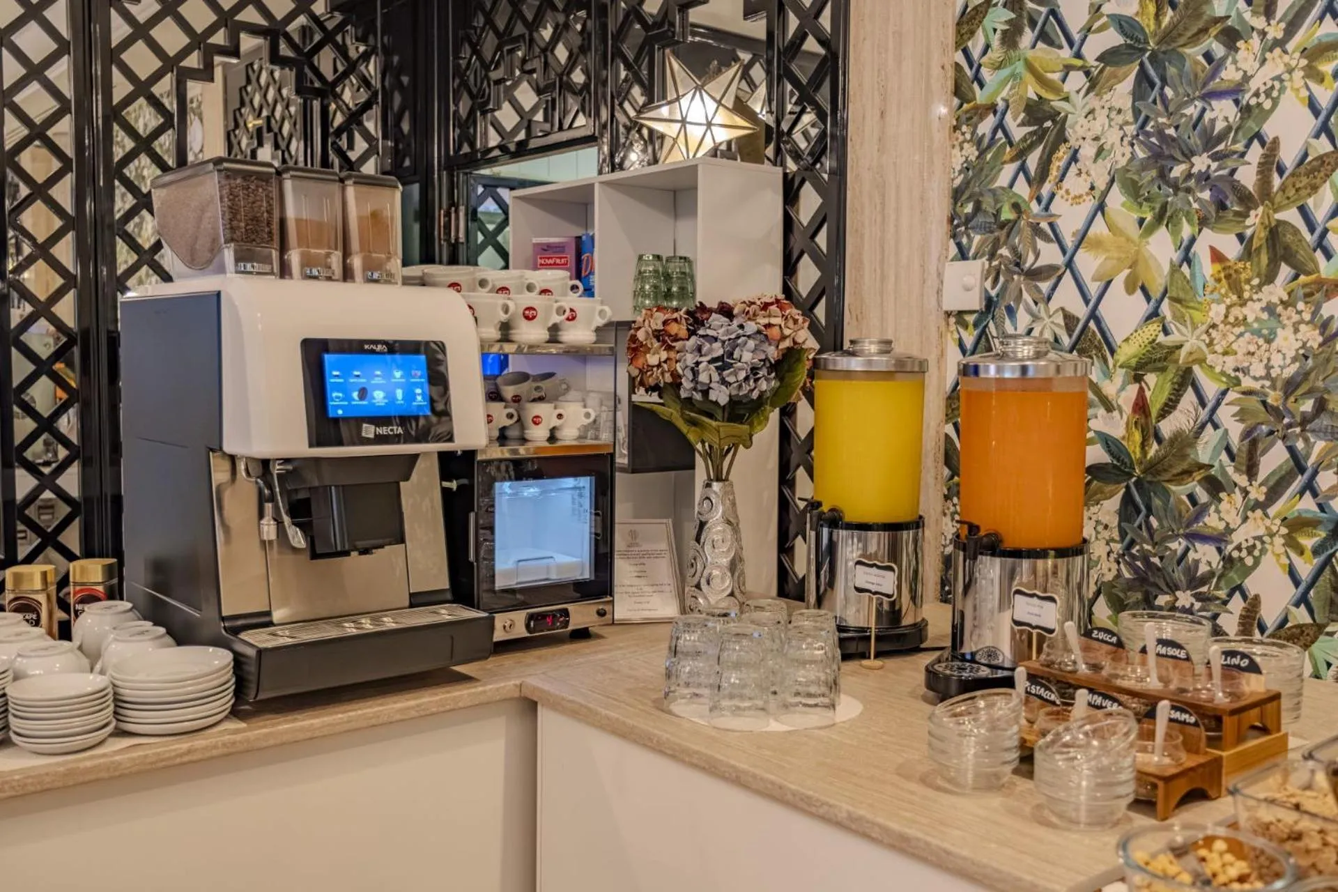 Breakfast in Hotel President - Vintage Hotel in centro