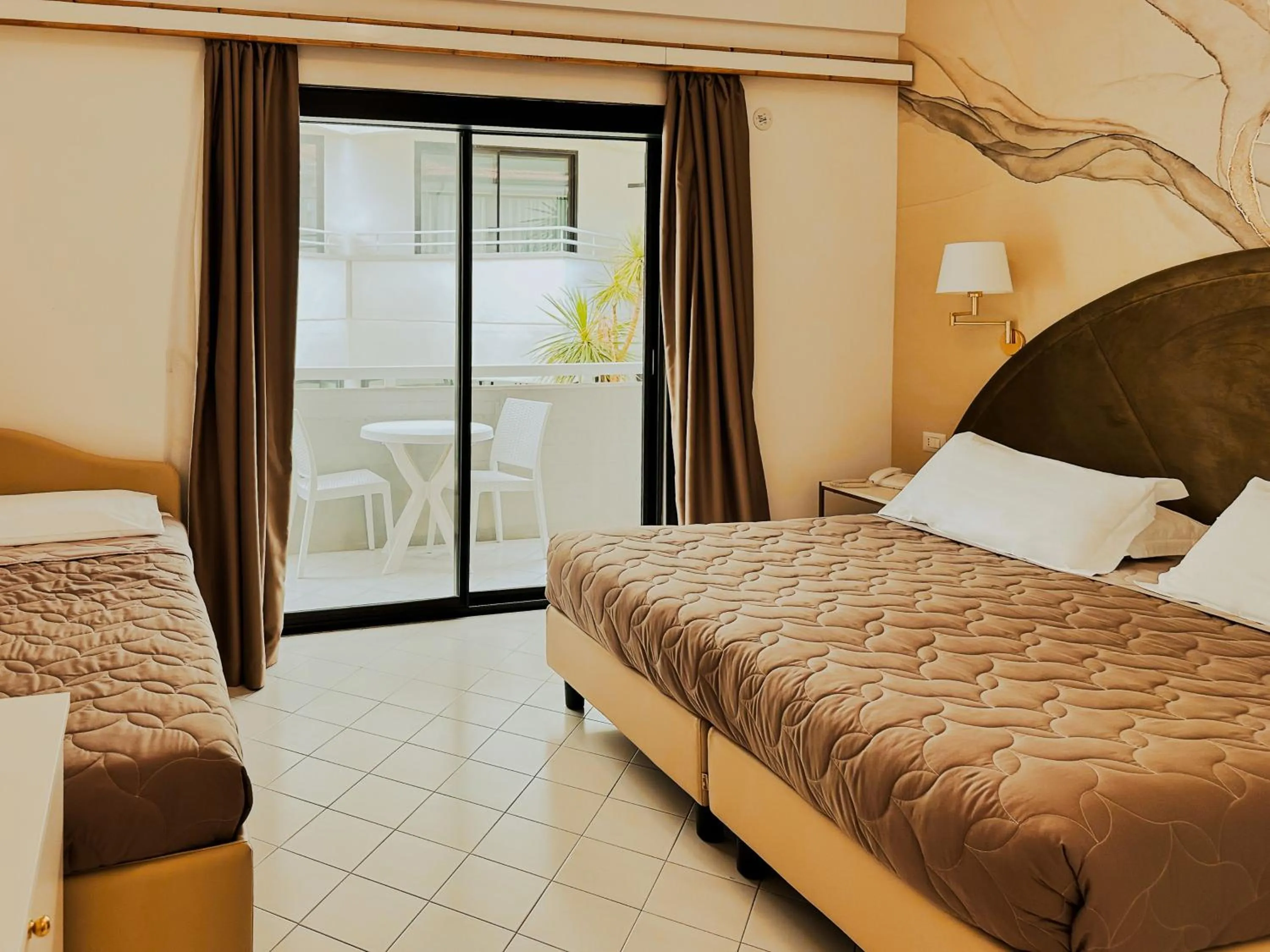 Balcony/Terrace, Bed in Hotel President - Vintage Hotel in centro