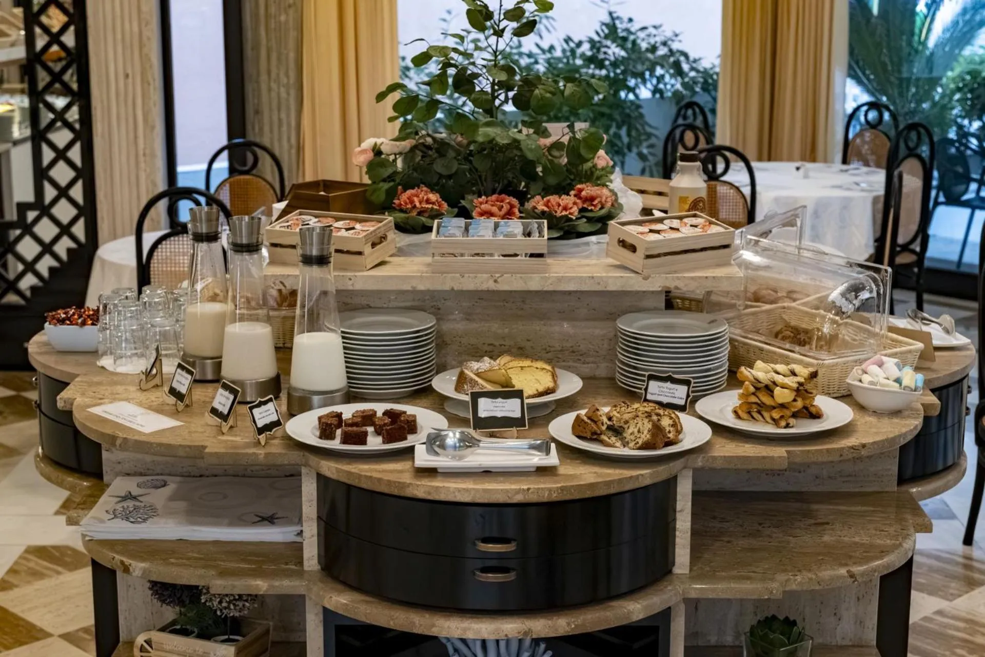 Breakfast in Hotel President - Vintage Hotel in centro