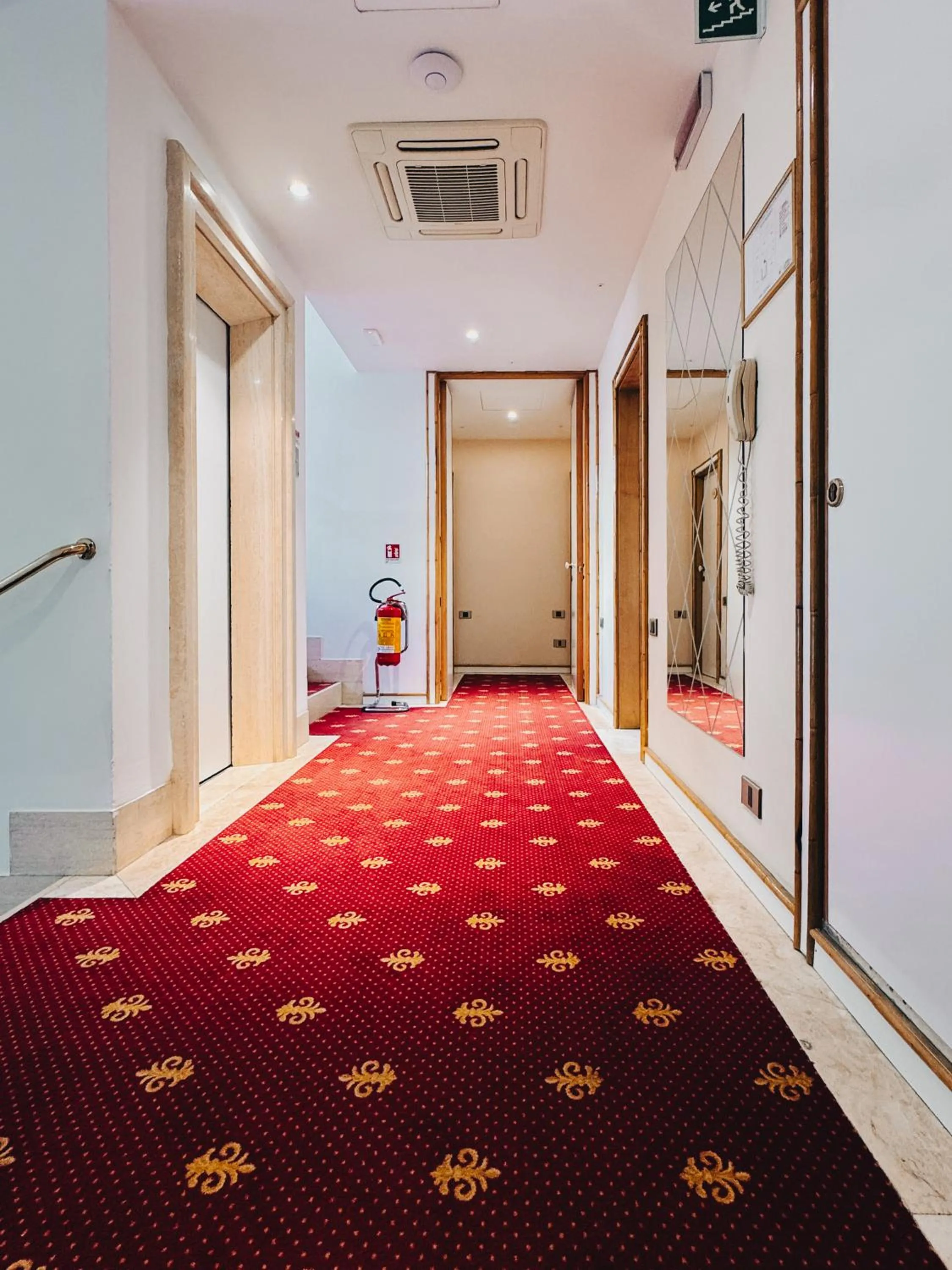 elevator in Hotel President - Vintage Hotel in centro