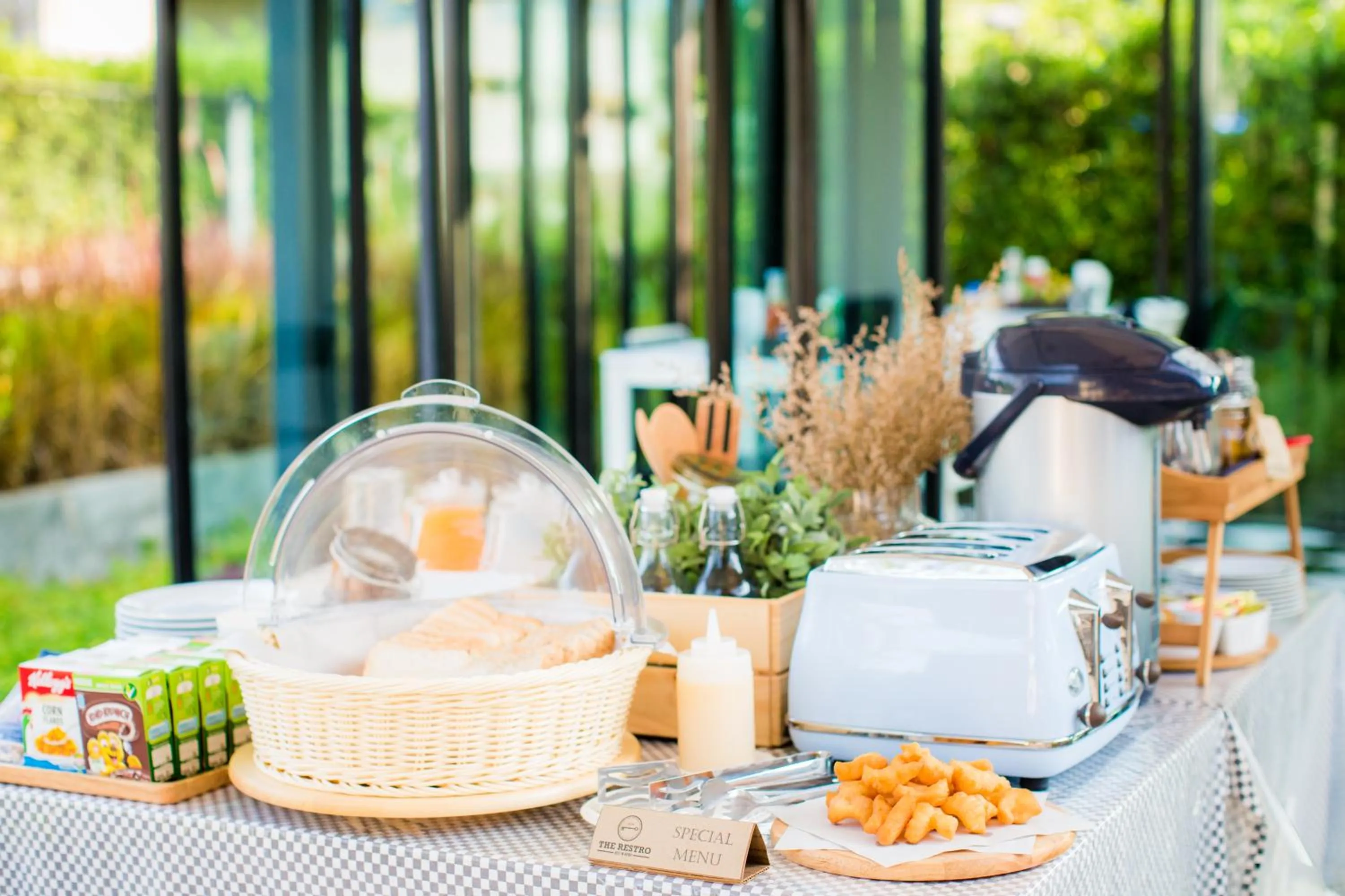 Restaurant/places to eat in The Restro