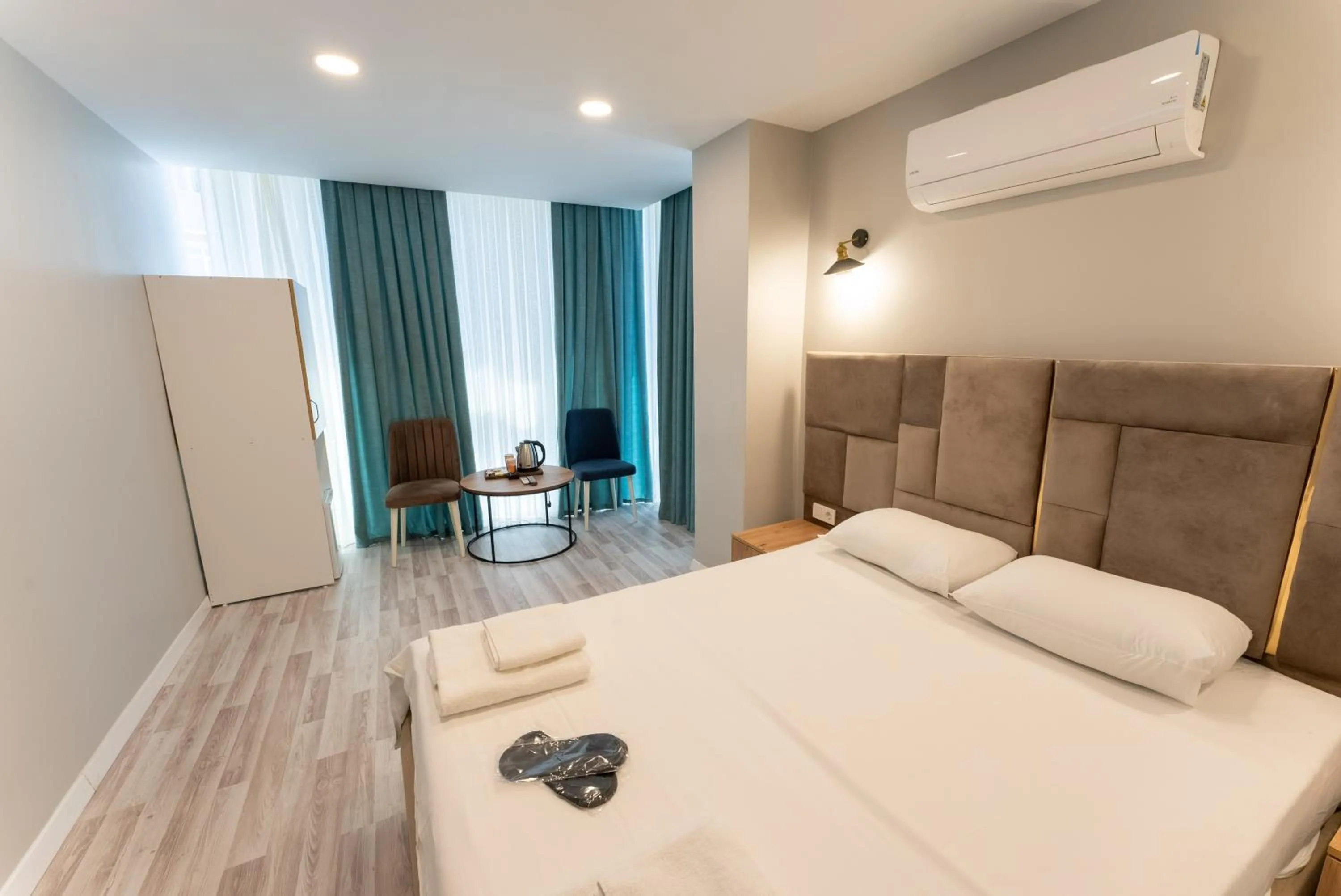 Photo of the whole room in Lacasa Royal Hotel