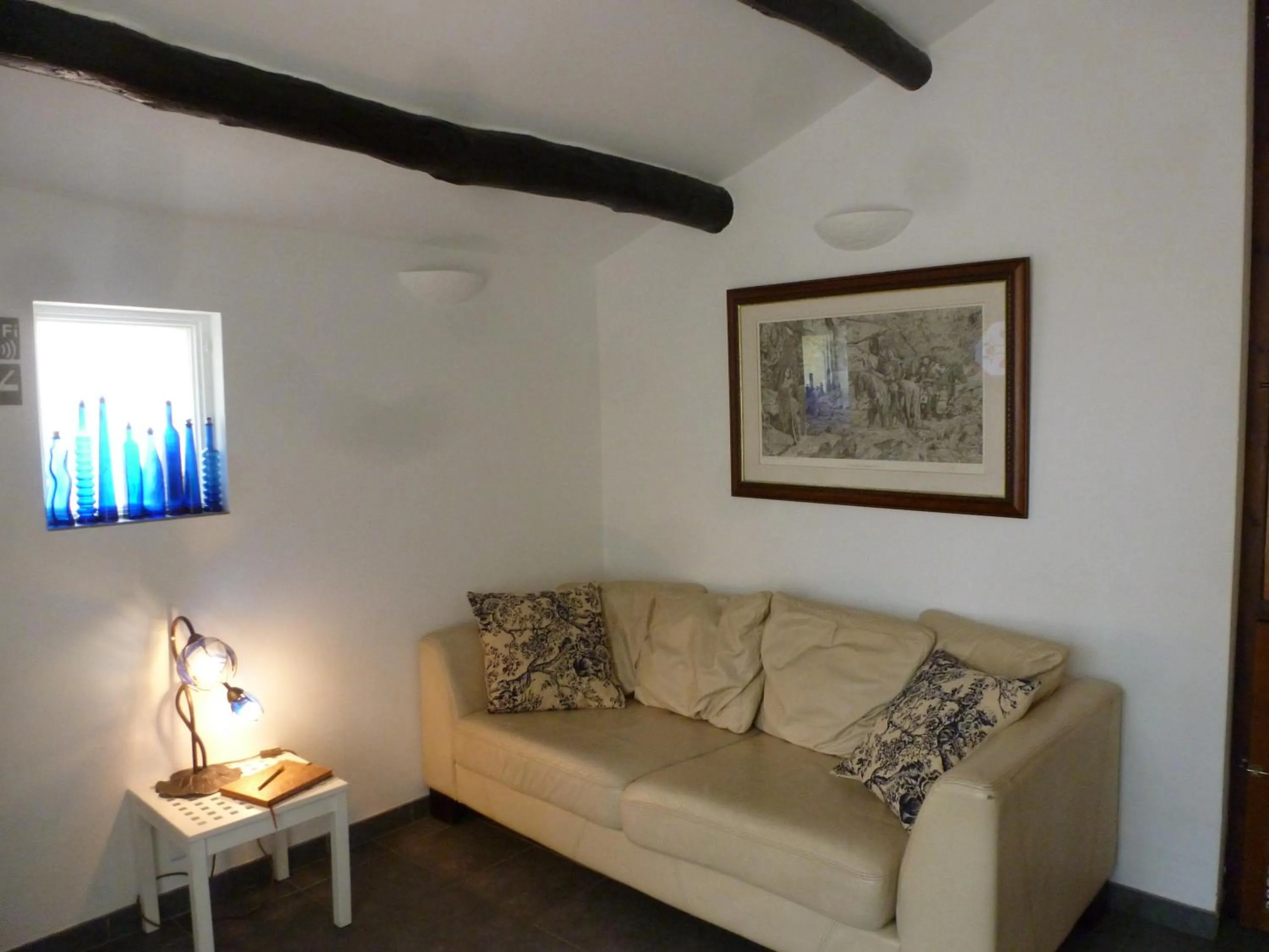 Photo of the whole room in River Ebro Holidays