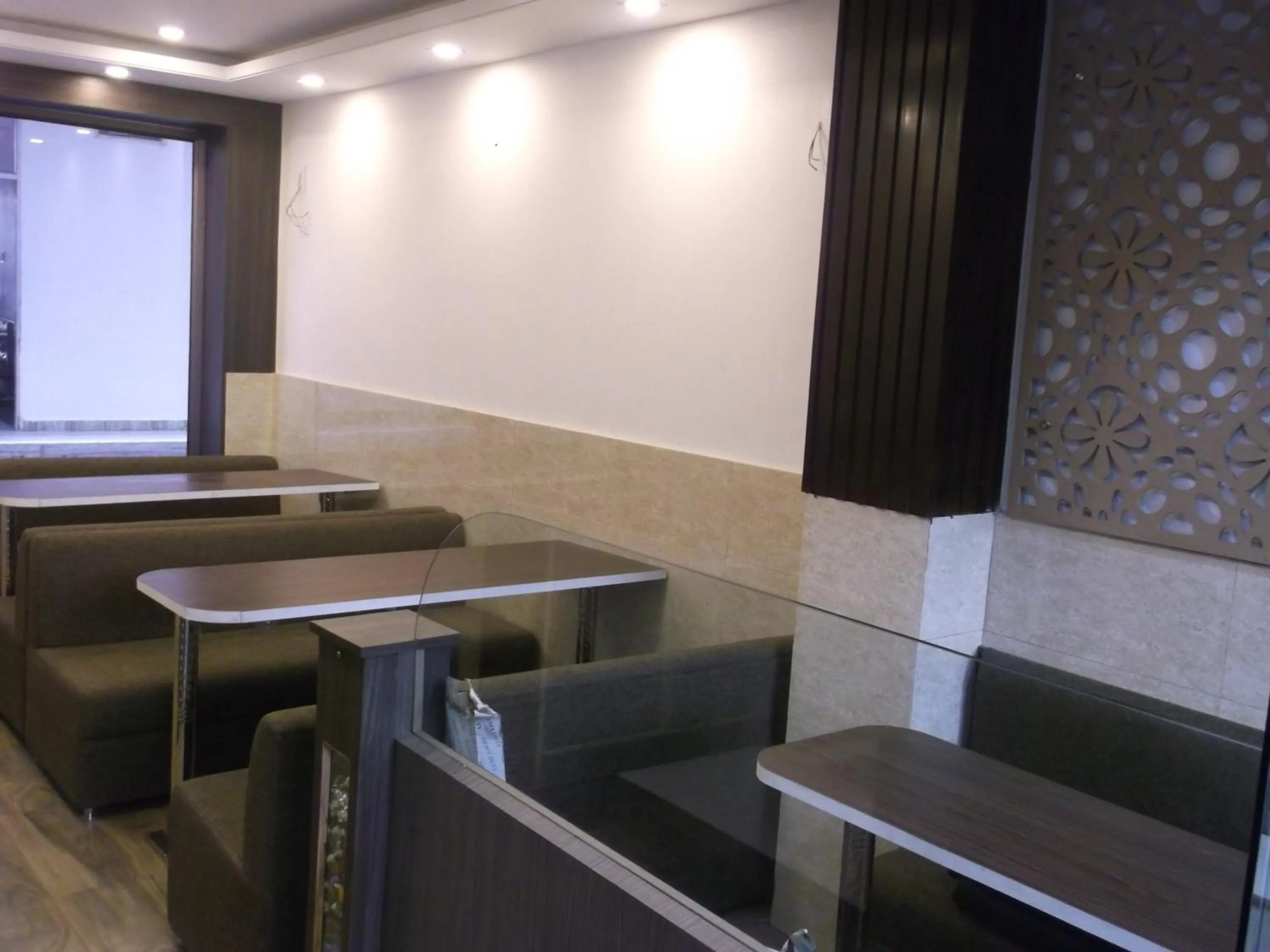 Restaurant/places to eat in Hotel Abhineet Palace