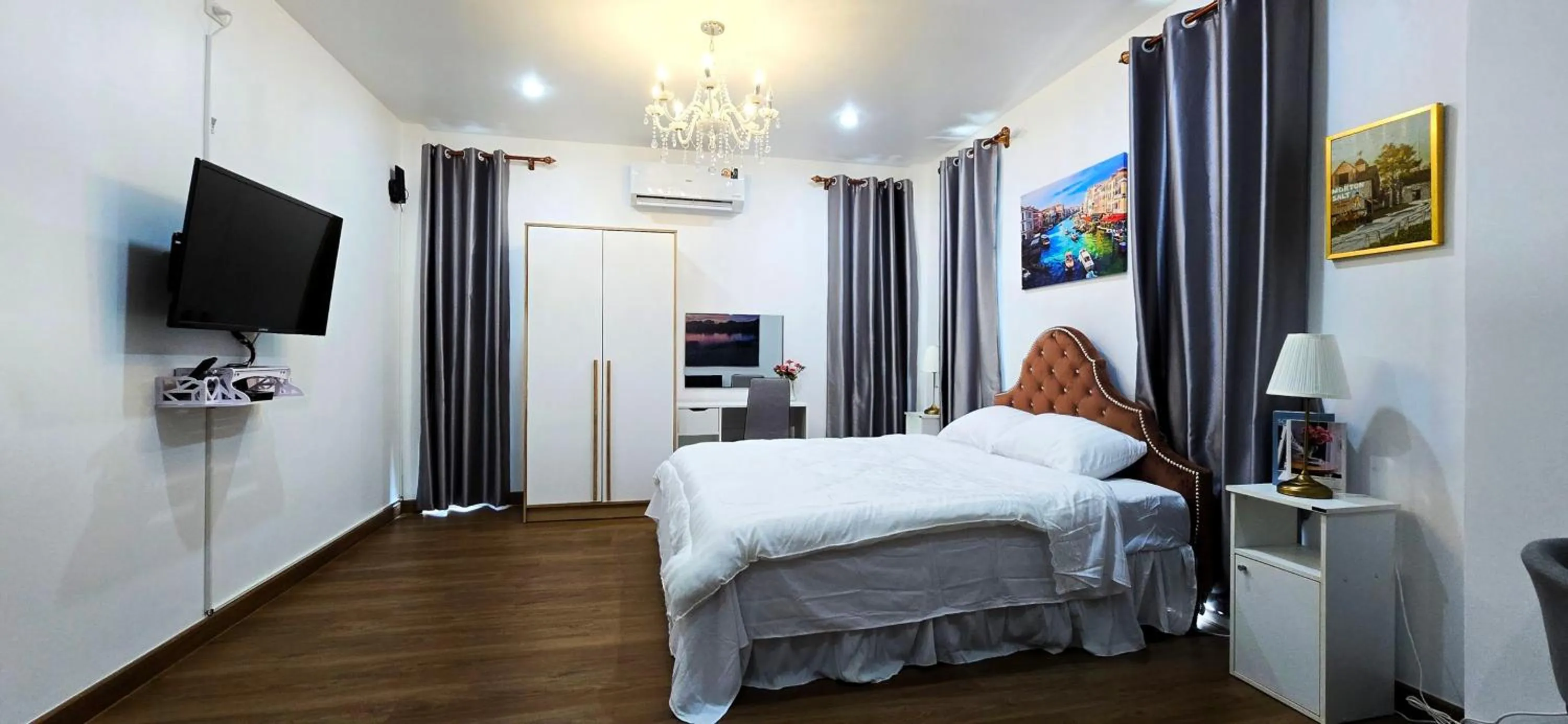 Bed in Tiny Island Lake Lodge