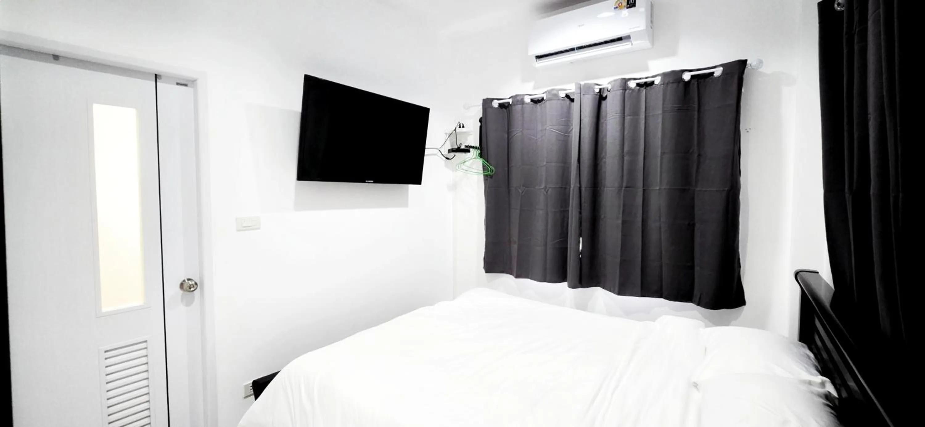 Bedroom, Bed in Tiny Island Lake Lodge