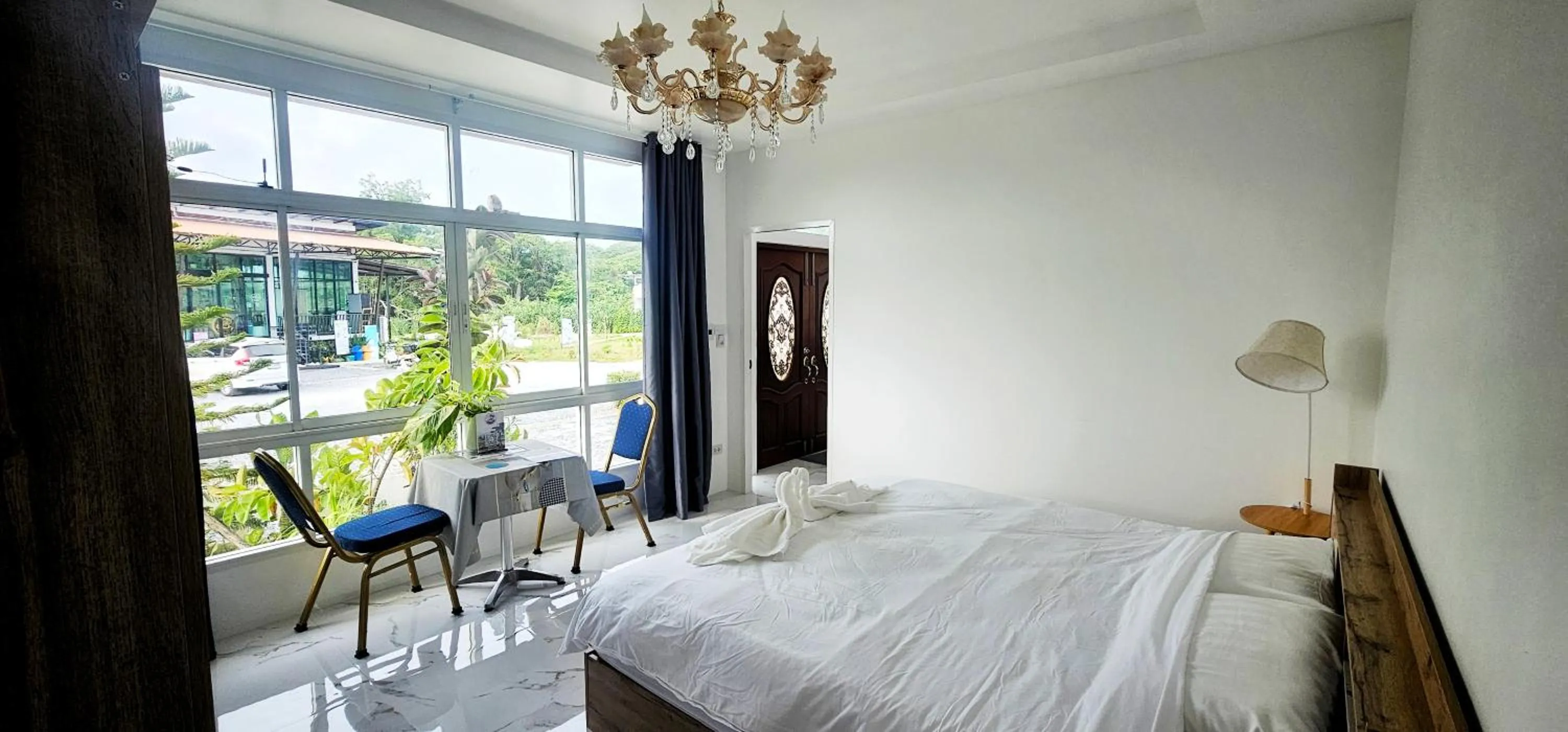 Bedroom, Bed in Tiny Island Lake Lodge