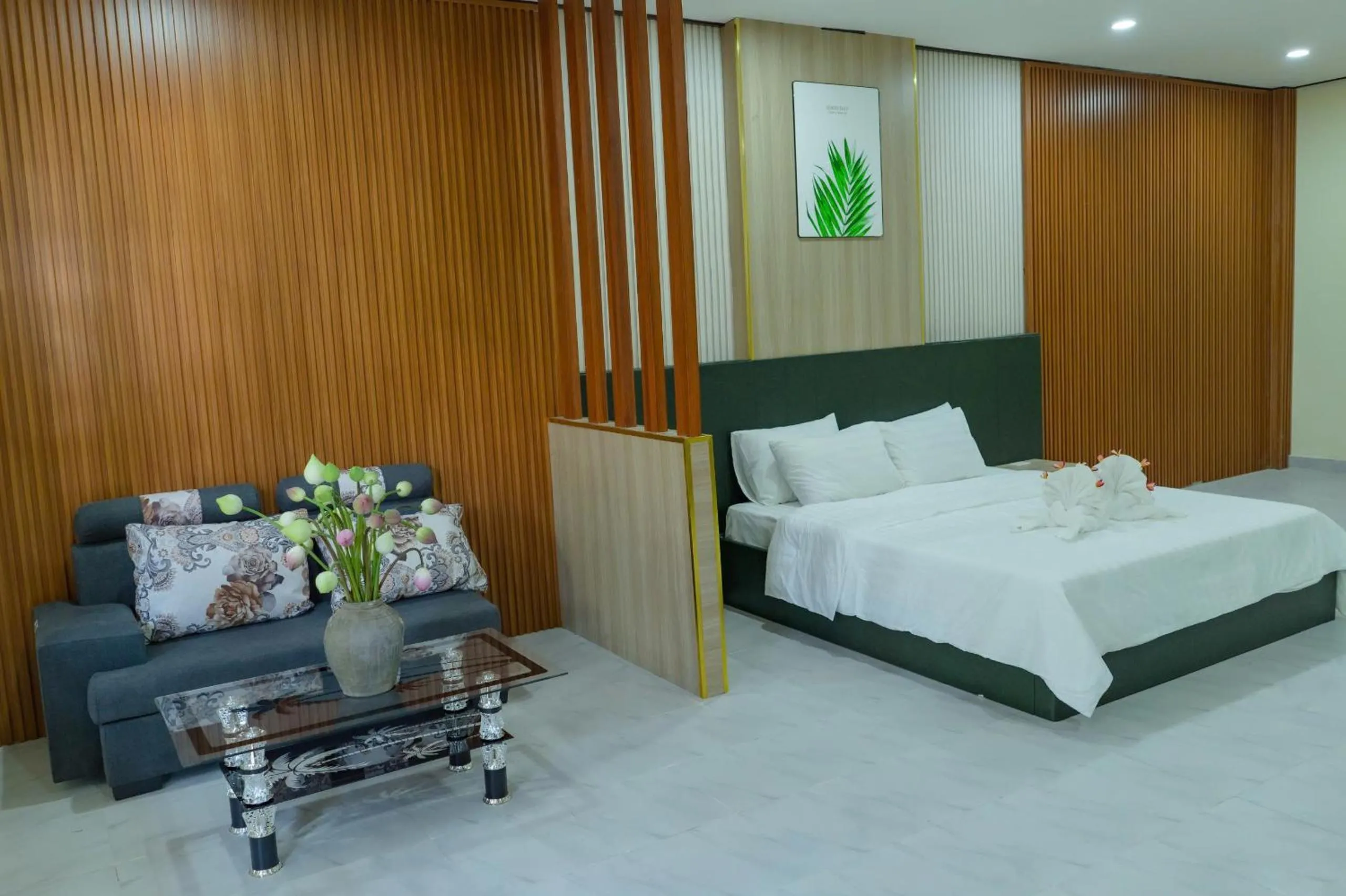 Living room, Bed in Peaceful Hotel