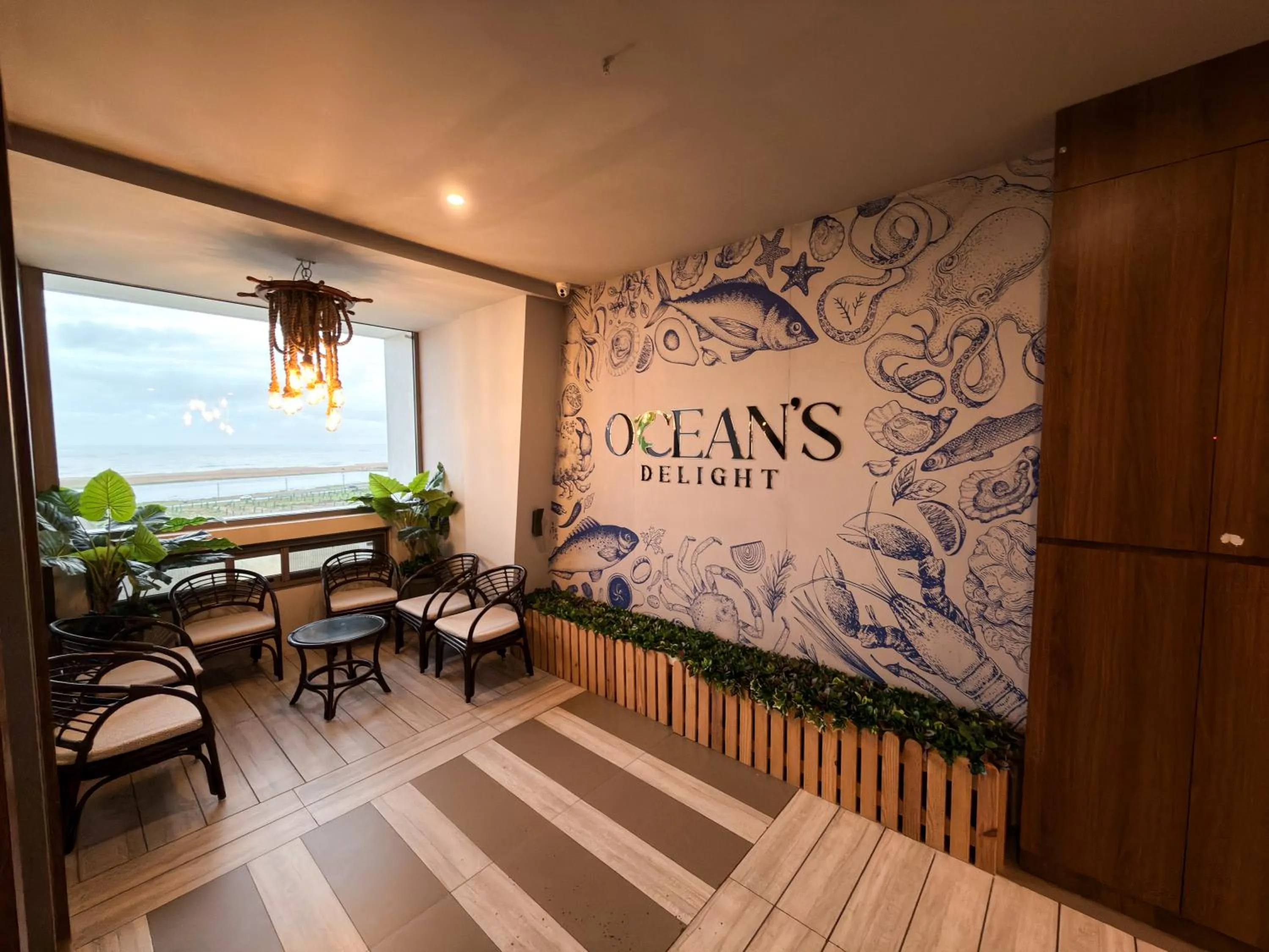 Restaurant/places to eat, Bed in The Fern Residency, Porbandar