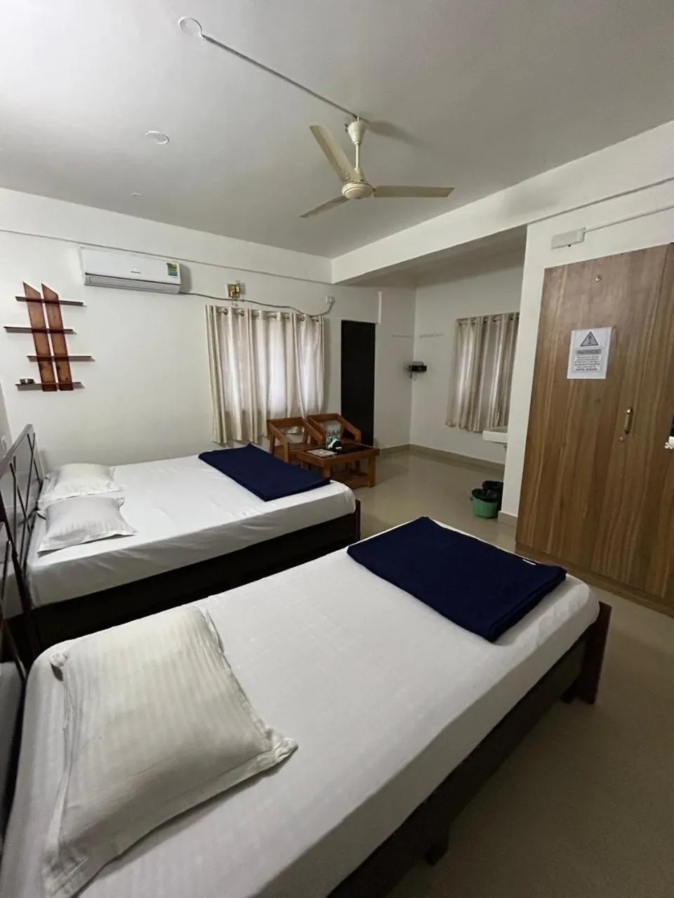 Bed in Royal comfort Inn