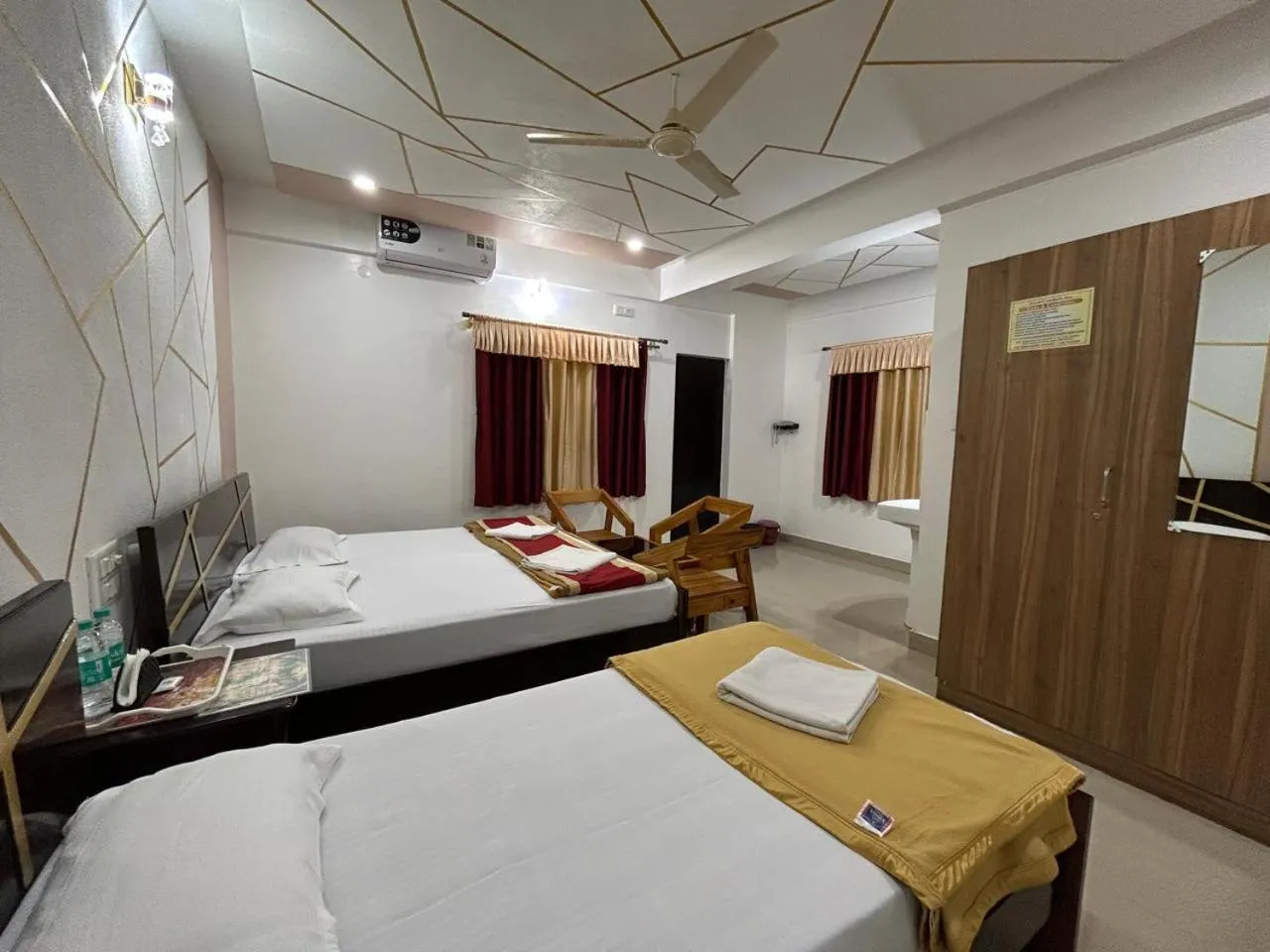 Bed in Royal comfort Inn