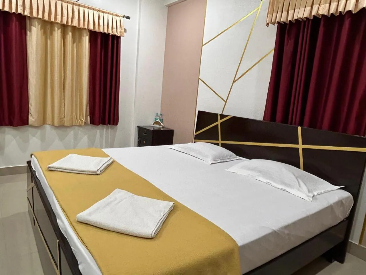 Bed in Royal comfort Inn