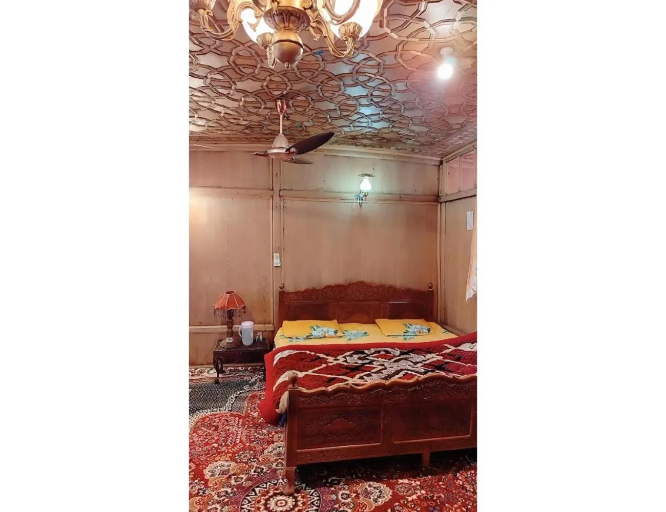 Bed in Taj Palace Houseboat, Srinagar