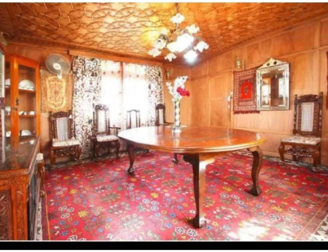 Living room in Taj Palace Houseboat, Srinagar